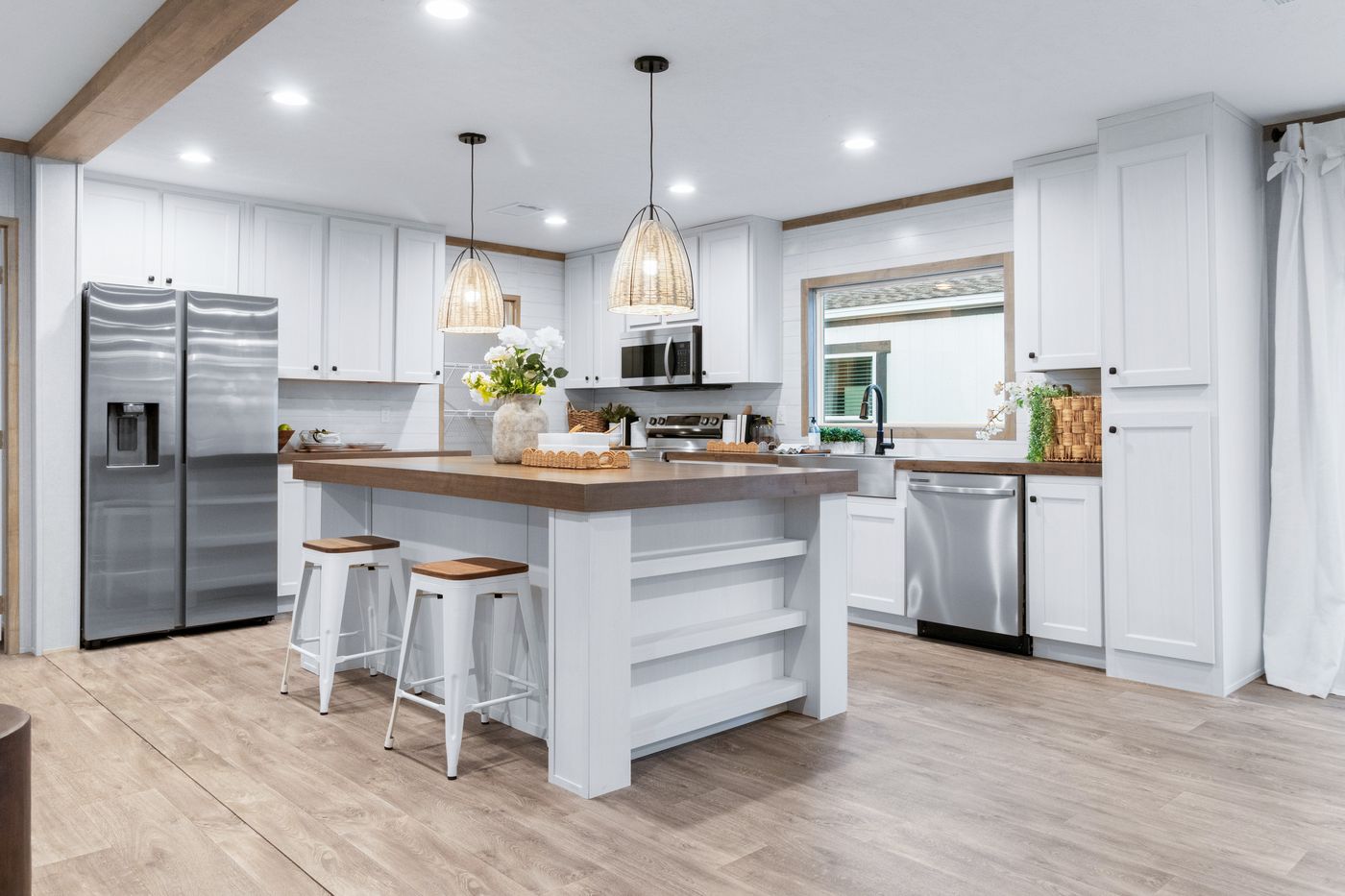 The EL SUENO BREEZE Kitchen. This Manufactured Mobile Home features 4 bedrooms and 2 baths.