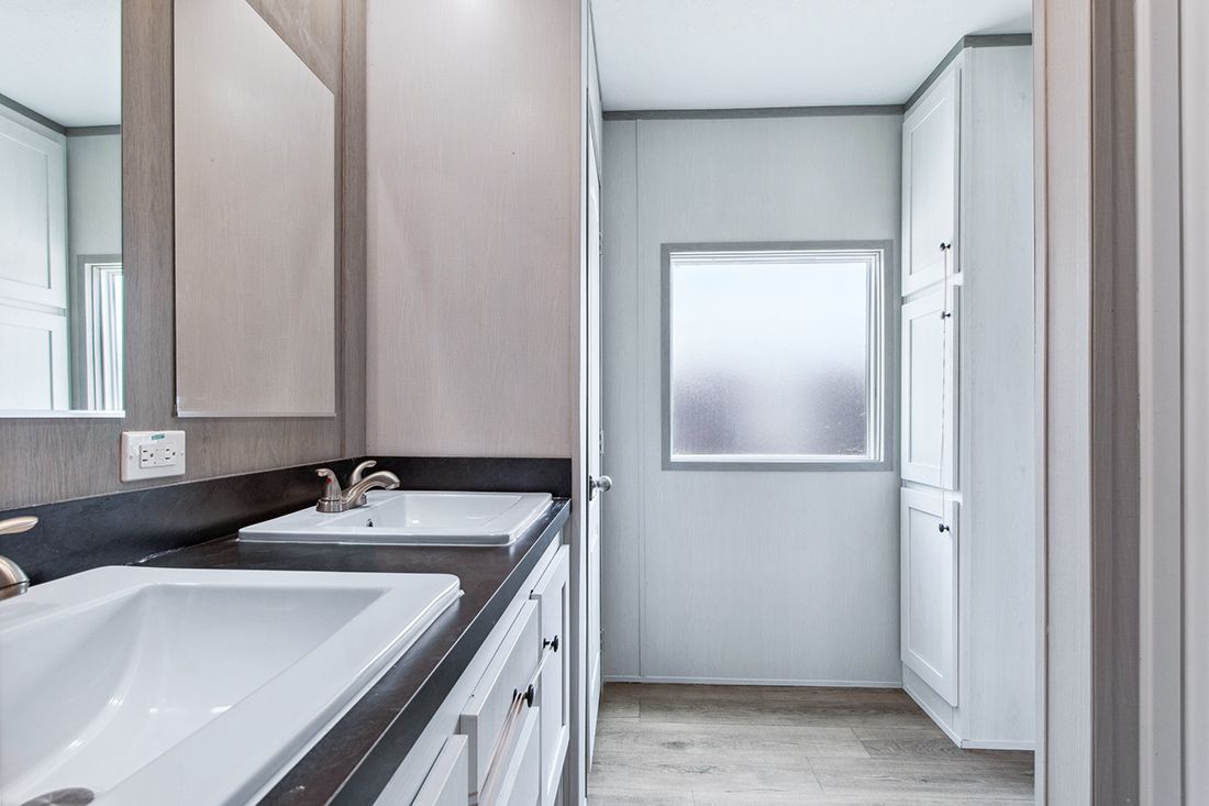The ANNIVERSARY 16682A Primary Bathroom. This Manufactured Mobile Home features 2 bedrooms and 2 baths.