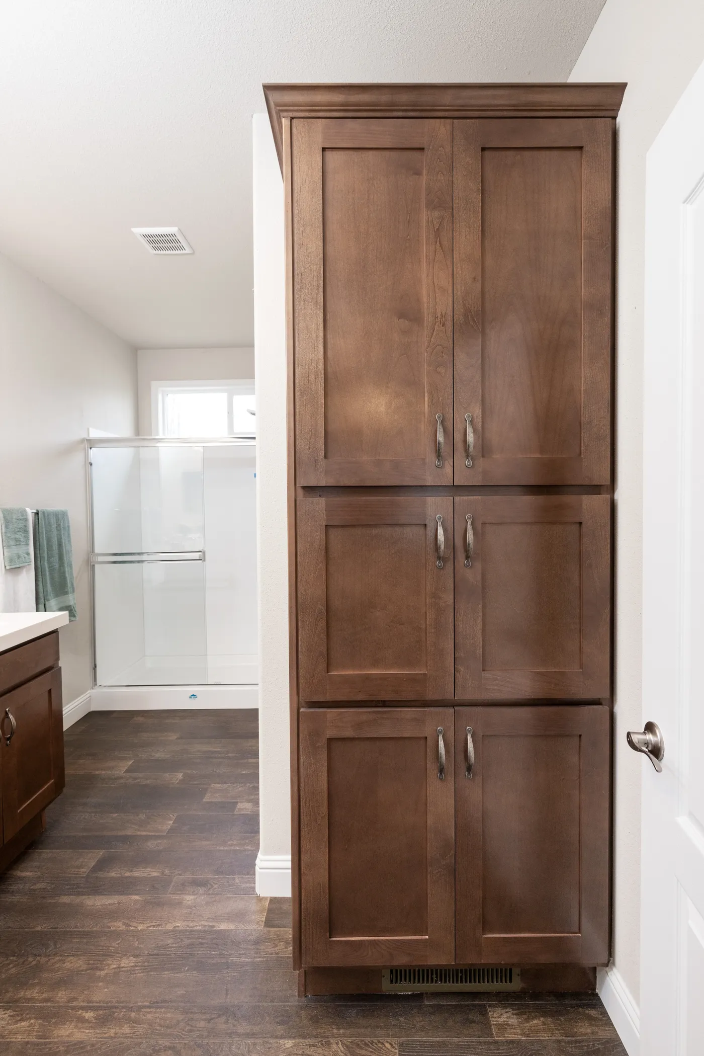 The FAIRPOINT 24523K Primary Bathroom. This Manufactured Mobile Home features 3 bedrooms and 2 baths.