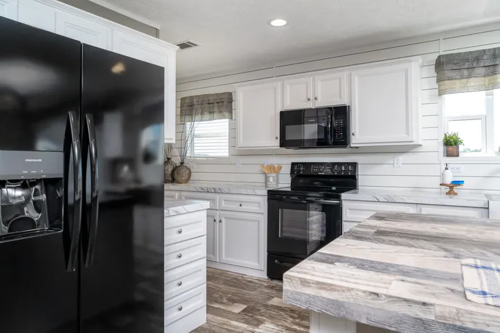 The LOCKLEAR Exterior. This Manufactured Mobile Home features 4 bedrooms and 2 baths.