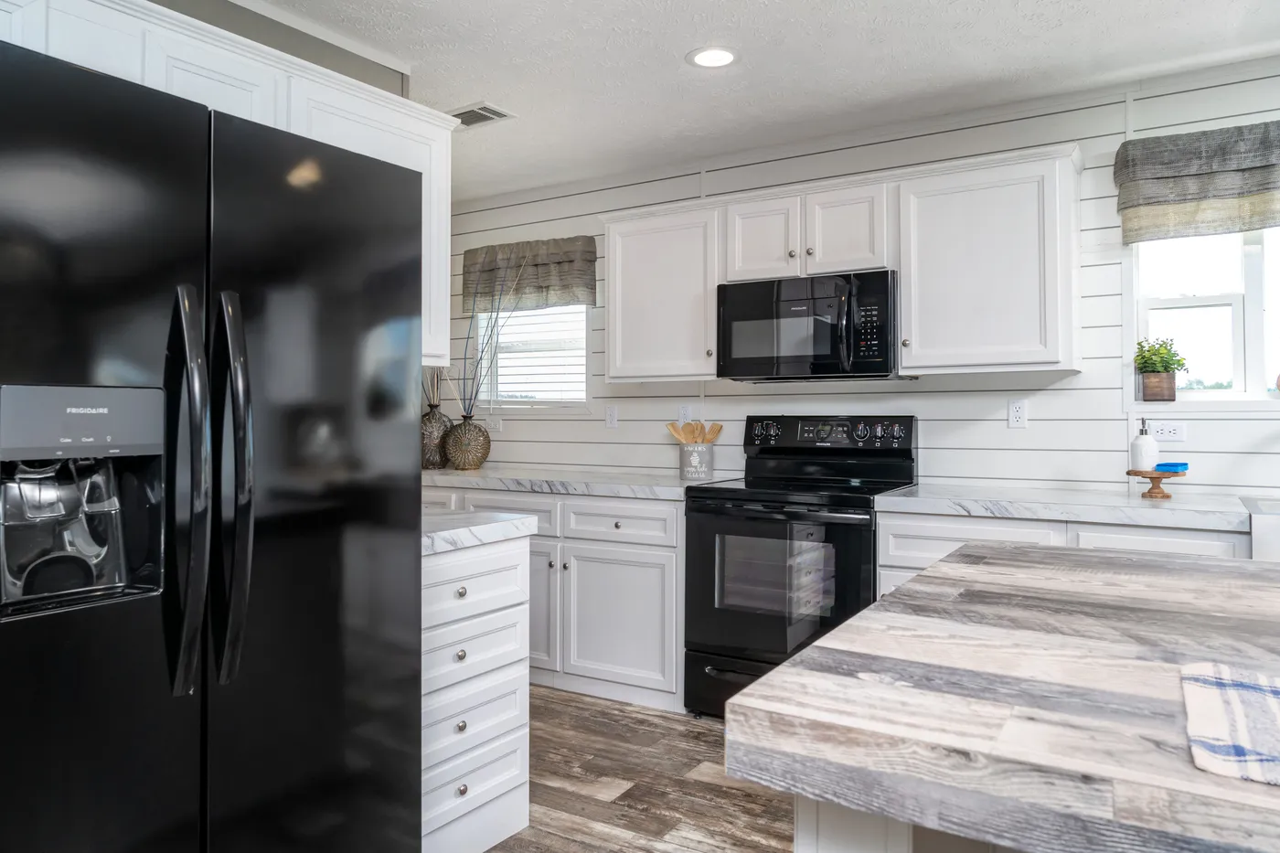 The LOCKLEAR Exterior. This Manufactured Mobile Home features 4 bedrooms and 2 baths.