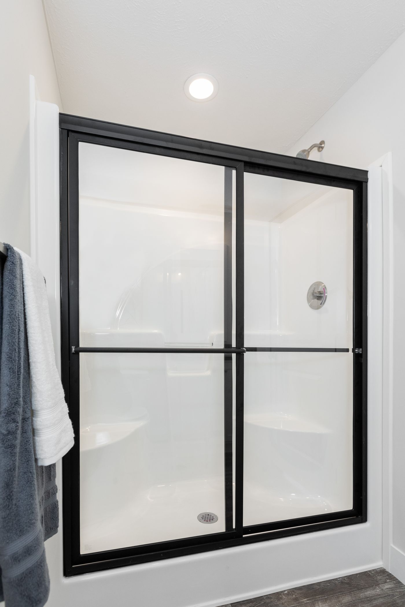 The 6016-SW019 SUNRISE SW Primary Bathroom. This Manufactured Mobile Home features 2 bedrooms and 2 baths.