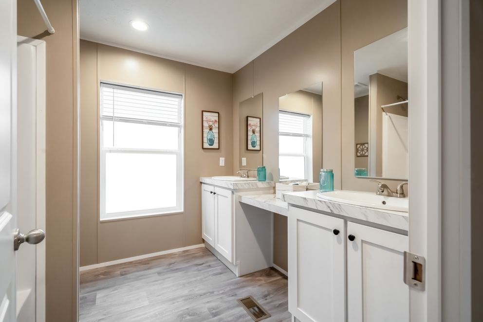 The ISLAND BREEZE Guest Bathroom. This Manufactured Mobile Home features 3 bedrooms and 2 baths.