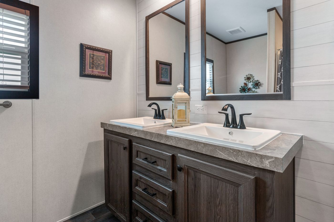 The HERCULES Guest Bathroom. This Manufactured Mobile Home features 4 bedrooms and 2 baths.