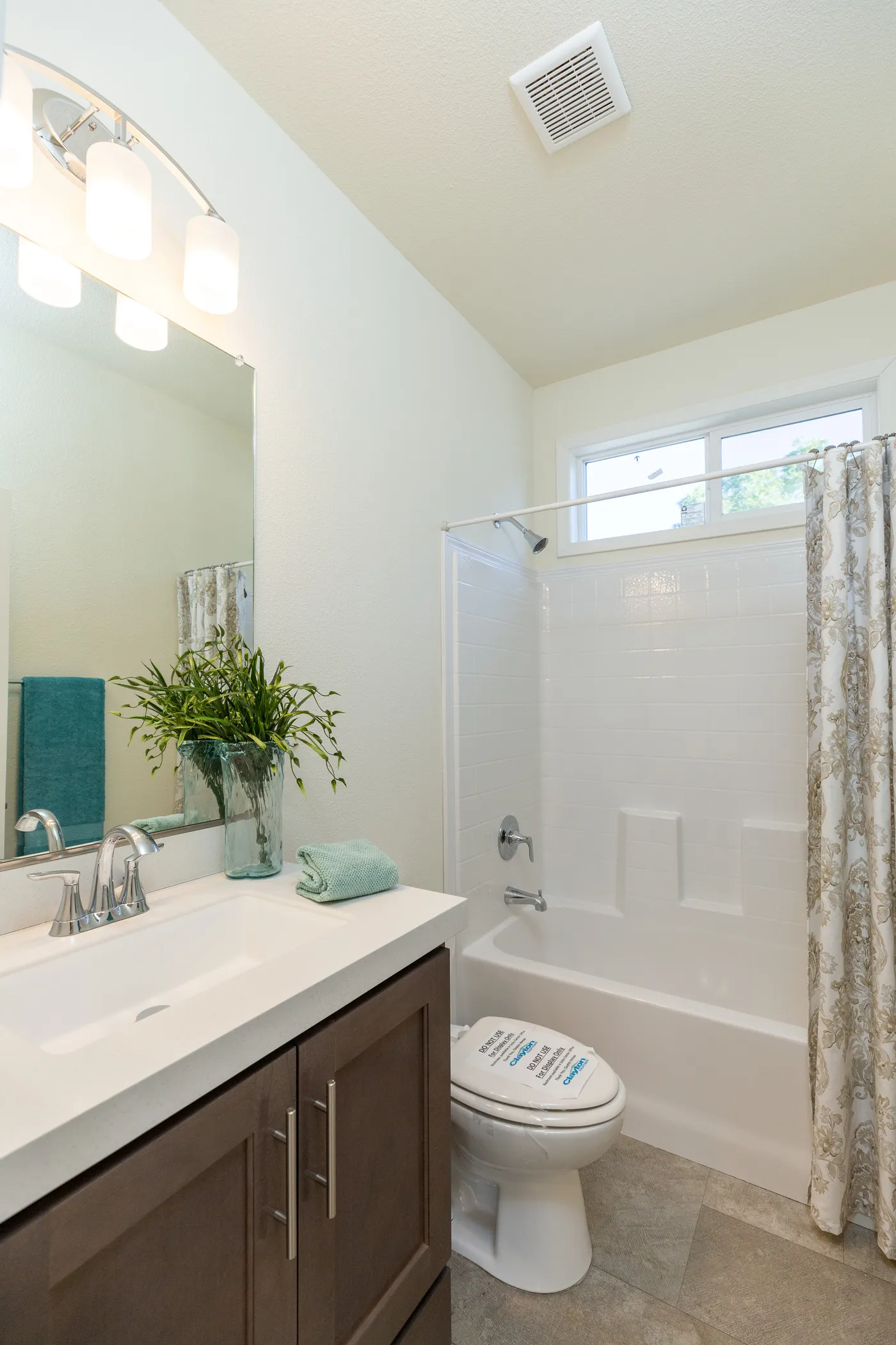 The FAIRPOINT 27543F Guest Bathroom. This Manufactured Mobile Home features 3 bedrooms and 2 baths.
