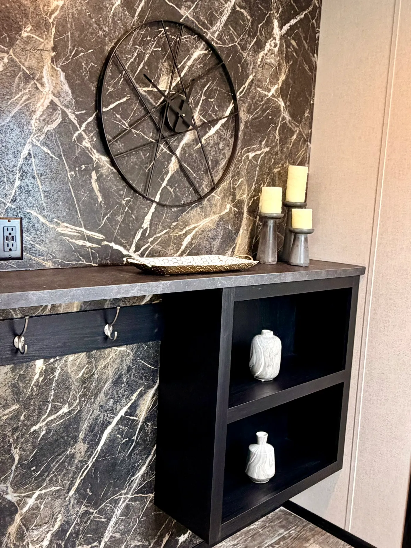 The PEARL Bonus. This Manufactured Mobile Home features 3 bedrooms and 2 baths.