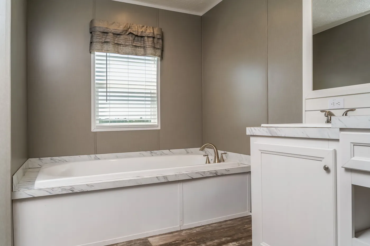 The LOCKLEAR Exterior. This Manufactured Mobile Home features 4 bedrooms and 2 baths.