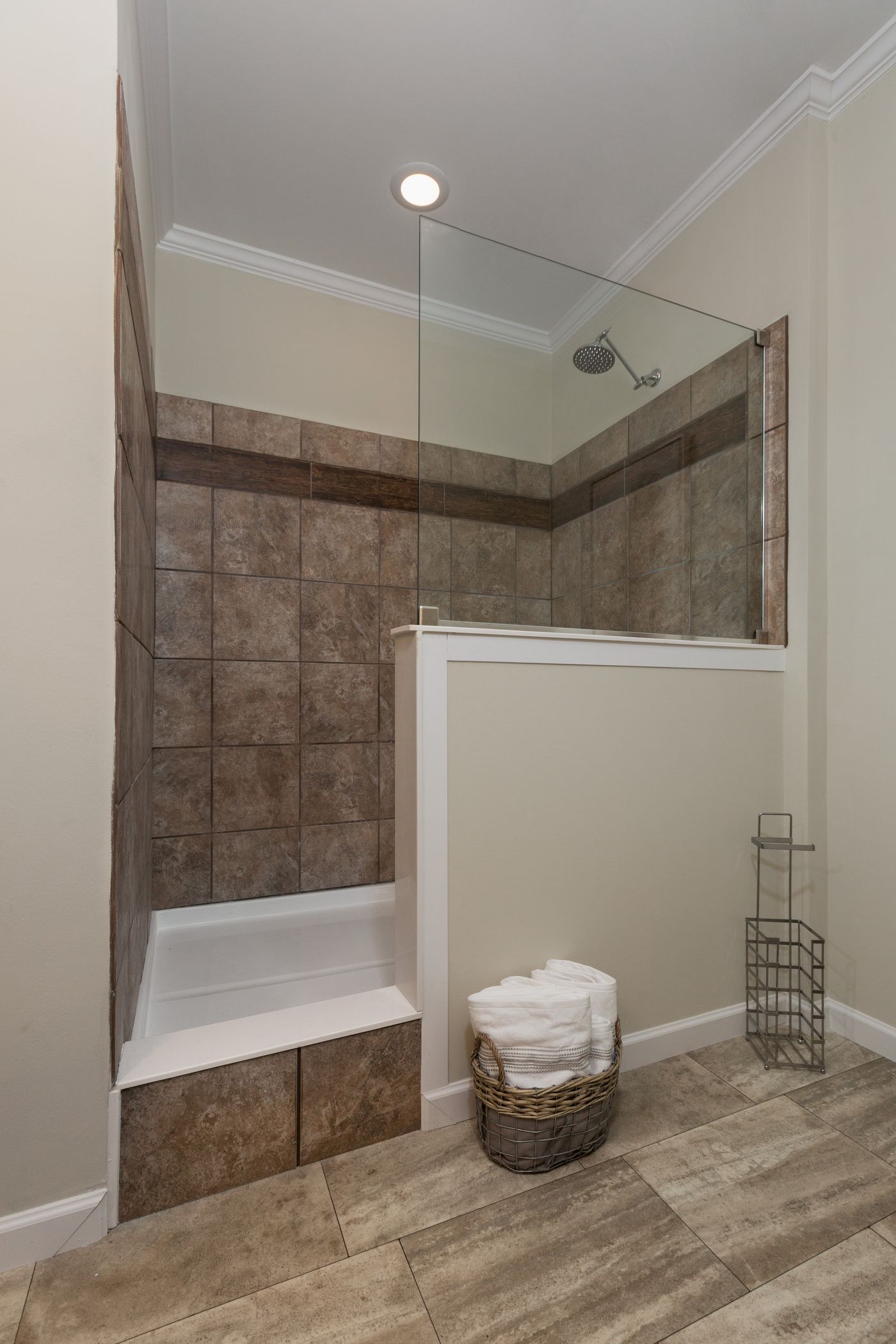 The KENNESAW ELITE Primary Bathroom. This Manufactured Mobile Home features 4 bedrooms and 2 baths.