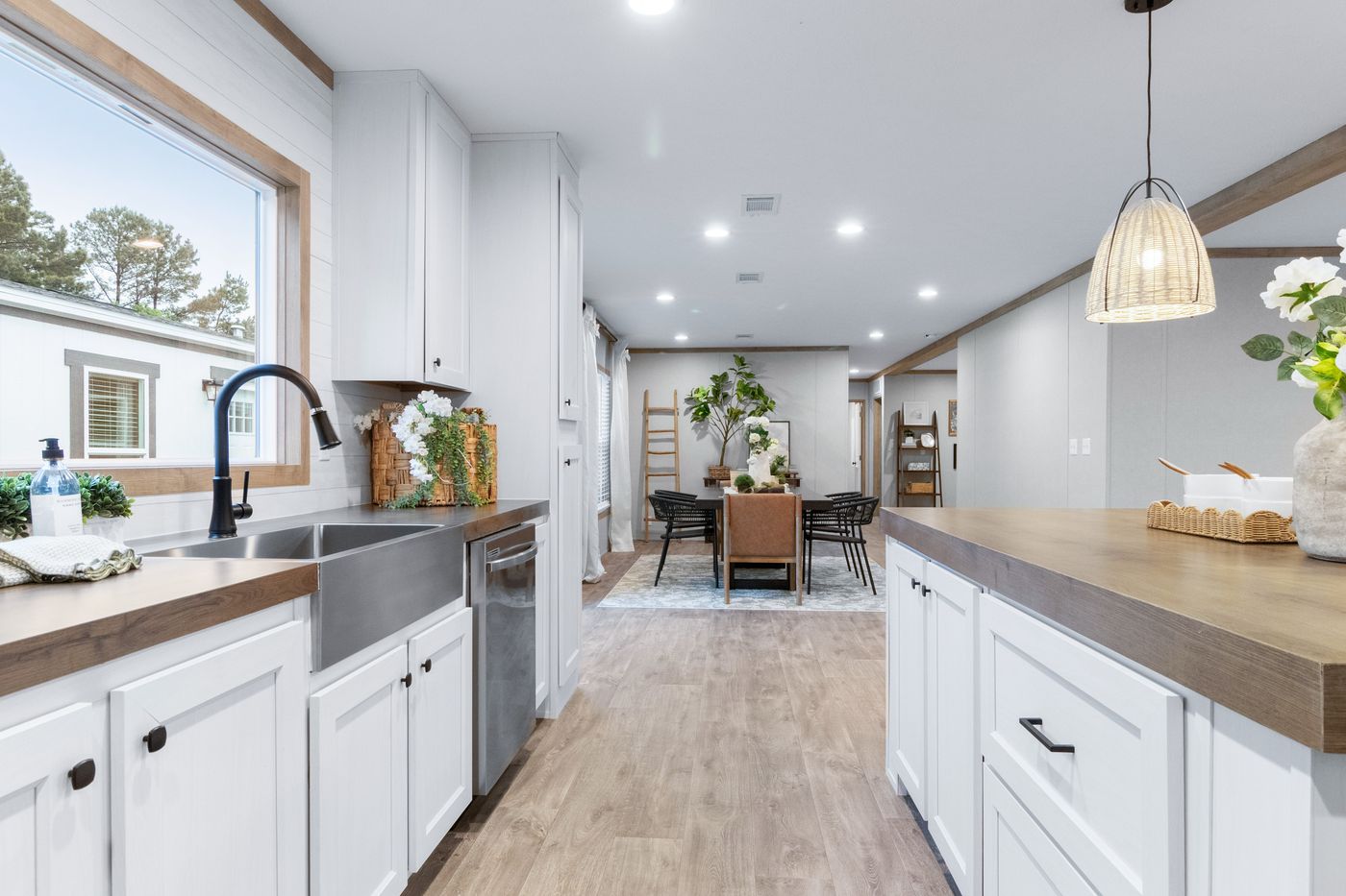 The EL SUENO BREEZE Kitchen. This Manufactured Mobile Home features 4 bedrooms and 2 baths.