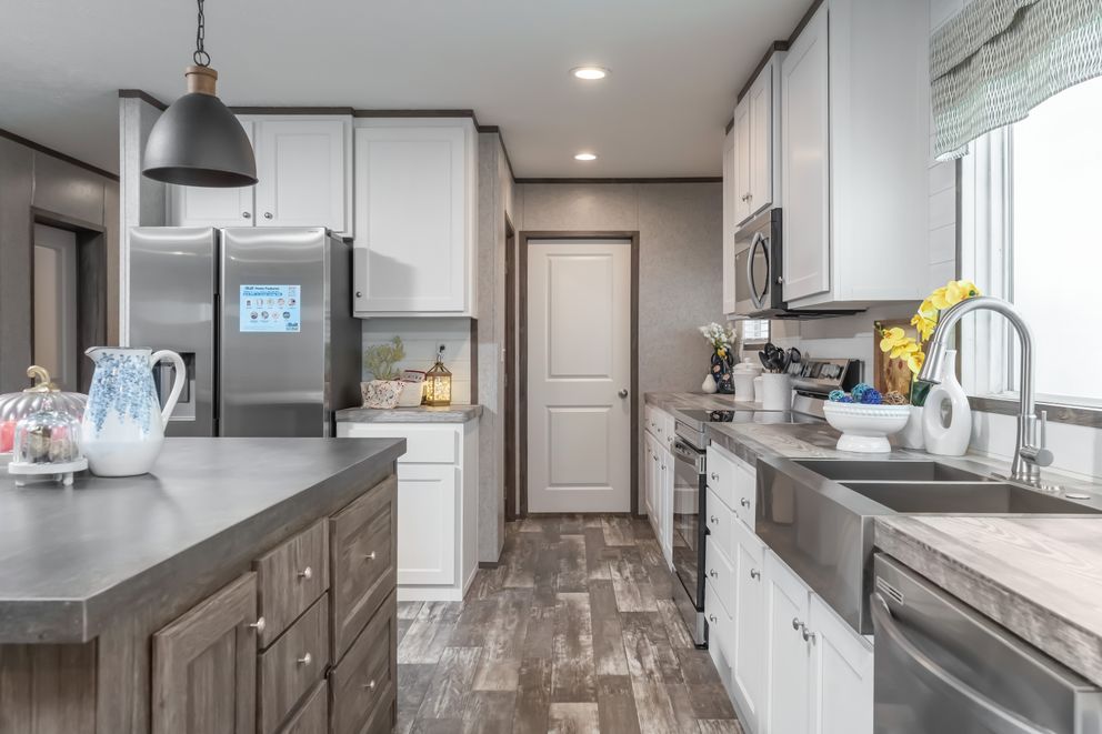 The LOCKLEAR Exterior. This Manufactured Mobile Home features 4 bedrooms and 2 baths.