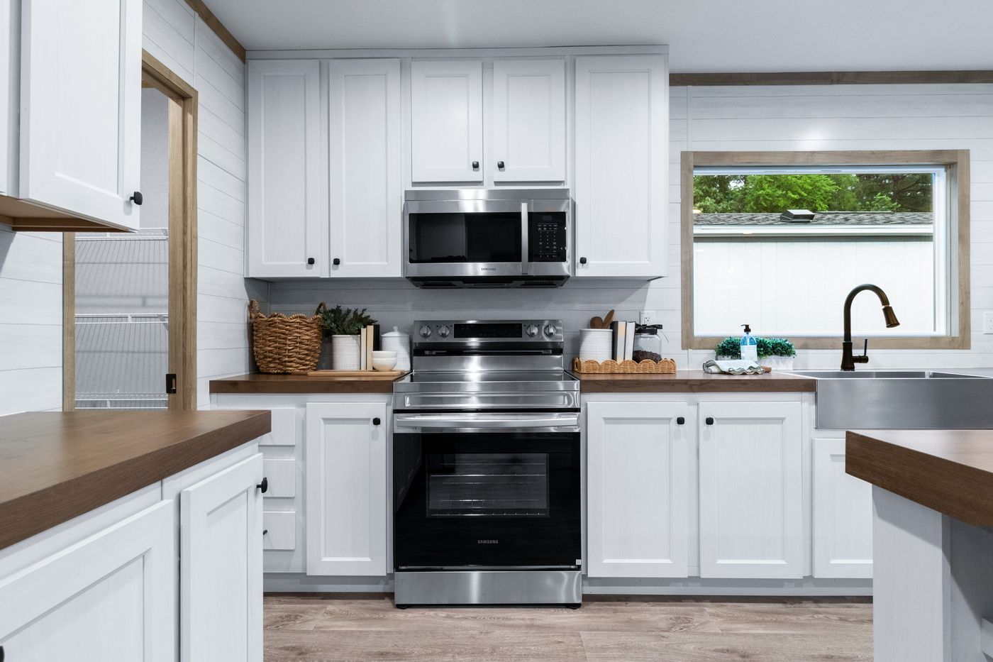 The EL SUENO BREEZE Kitchen. This Manufactured Mobile Home features 4 bedrooms and 2 baths.