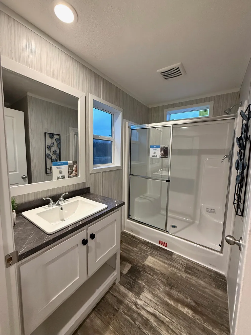The JASPER 4428-638 Primary Bathroom. This Manufactured Mobile Home features 2 bedrooms and 2 baths.