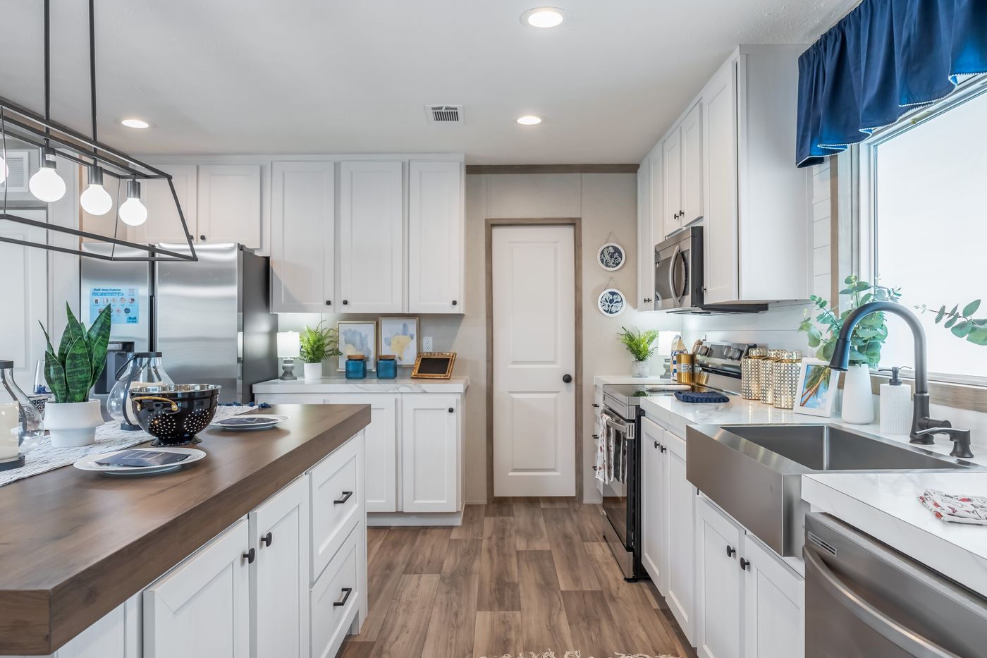 The EL SUENO BREEZE Kitchen. This Manufactured Mobile Home features 4 bedrooms and 2 baths.