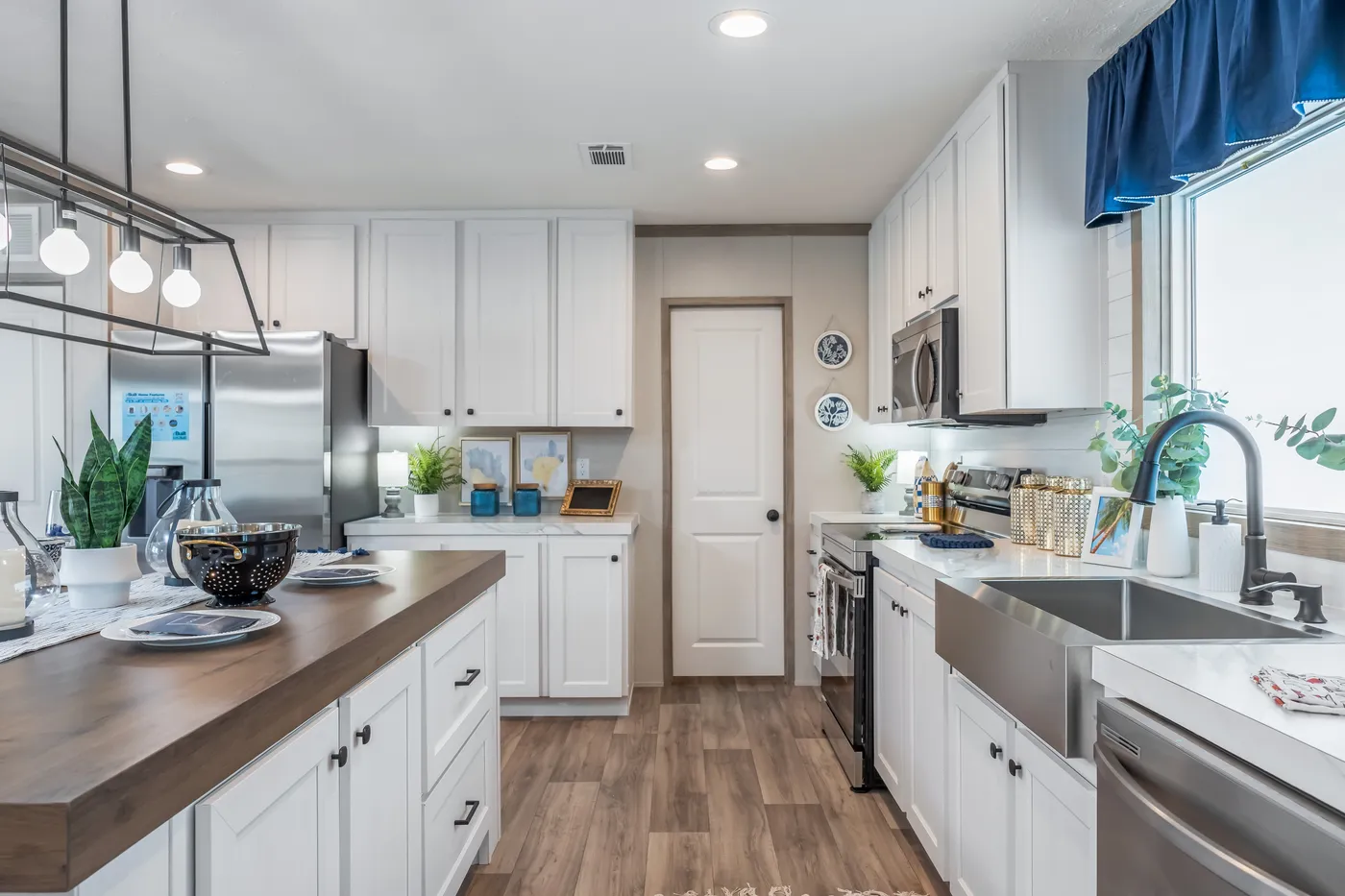 The EL SUENO BREEZE Kitchen. This Manufactured Mobile Home features 4 bedrooms and 2 baths.
