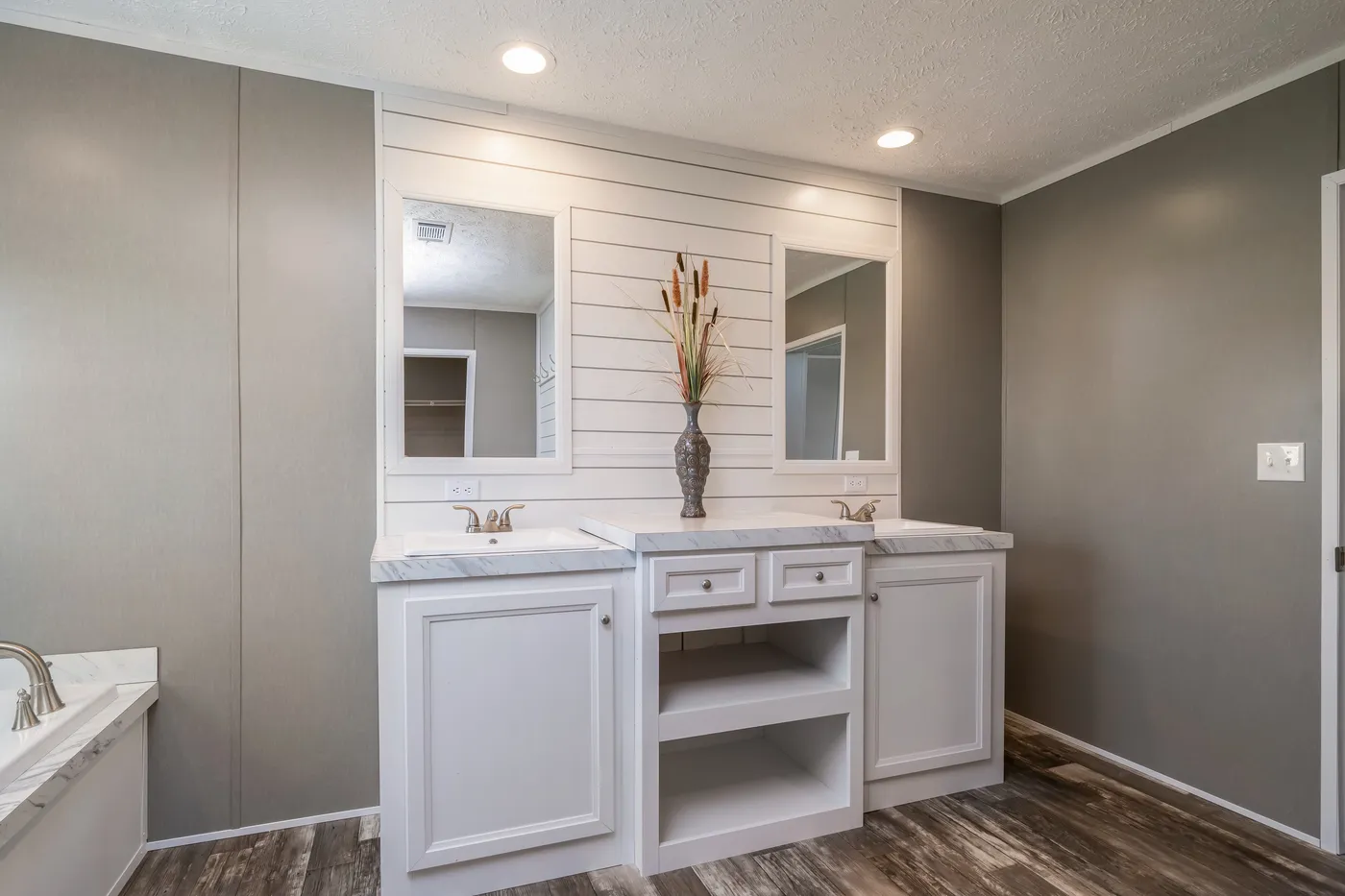 The LOCKLEAR Exterior. This Manufactured Mobile Home features 4 bedrooms and 2 baths.