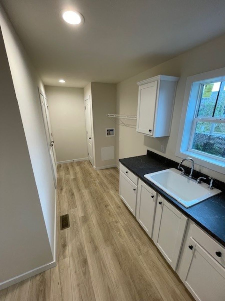 The MICHIGAN AVE/6028-MS026-1 SECT Utility Room. This Manufactured Mobile Home features 3 bedrooms and 2 baths.