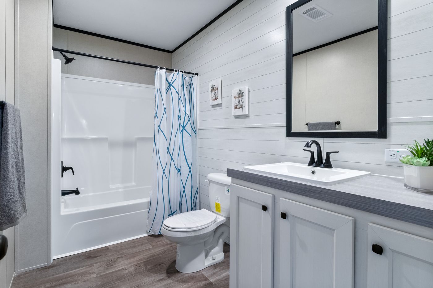 The HERCULES Guest Bathroom. This Manufactured Mobile Home features 4 bedrooms and 2 baths.