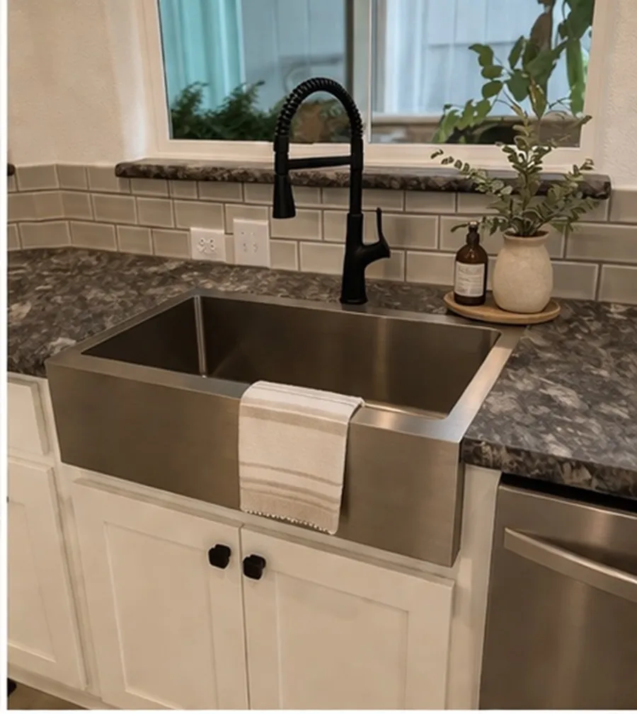 The 9585-S MAJESTIC Kitchen. This Manufactured Mobile Home features 3 bedrooms and 2 baths.