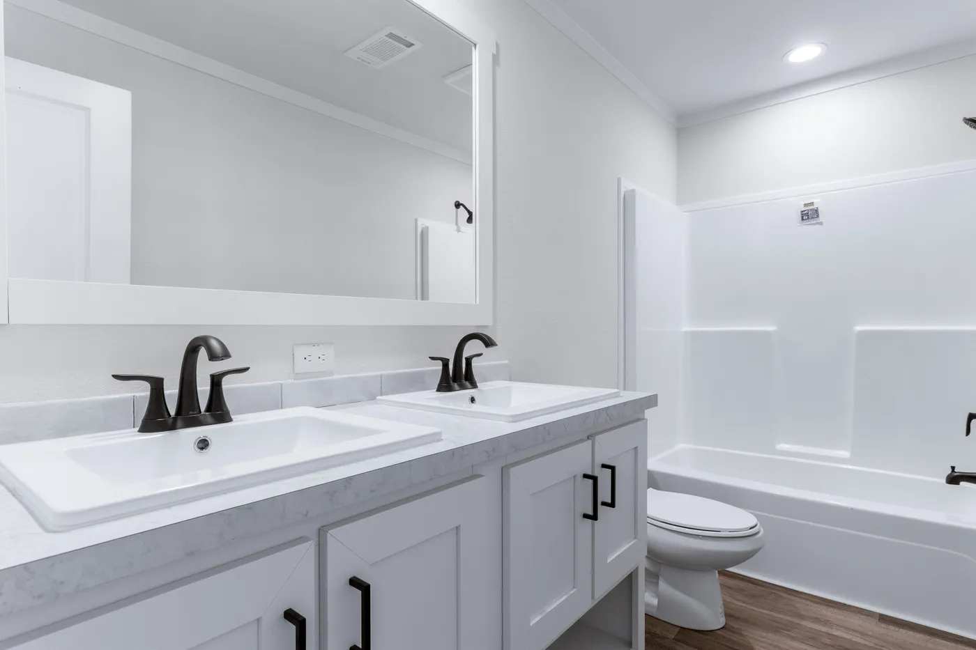 The FARM 4 FLEX ELITE Guest Bathroom. This Manufactured Mobile Home features 4 bedrooms and 3 baths.