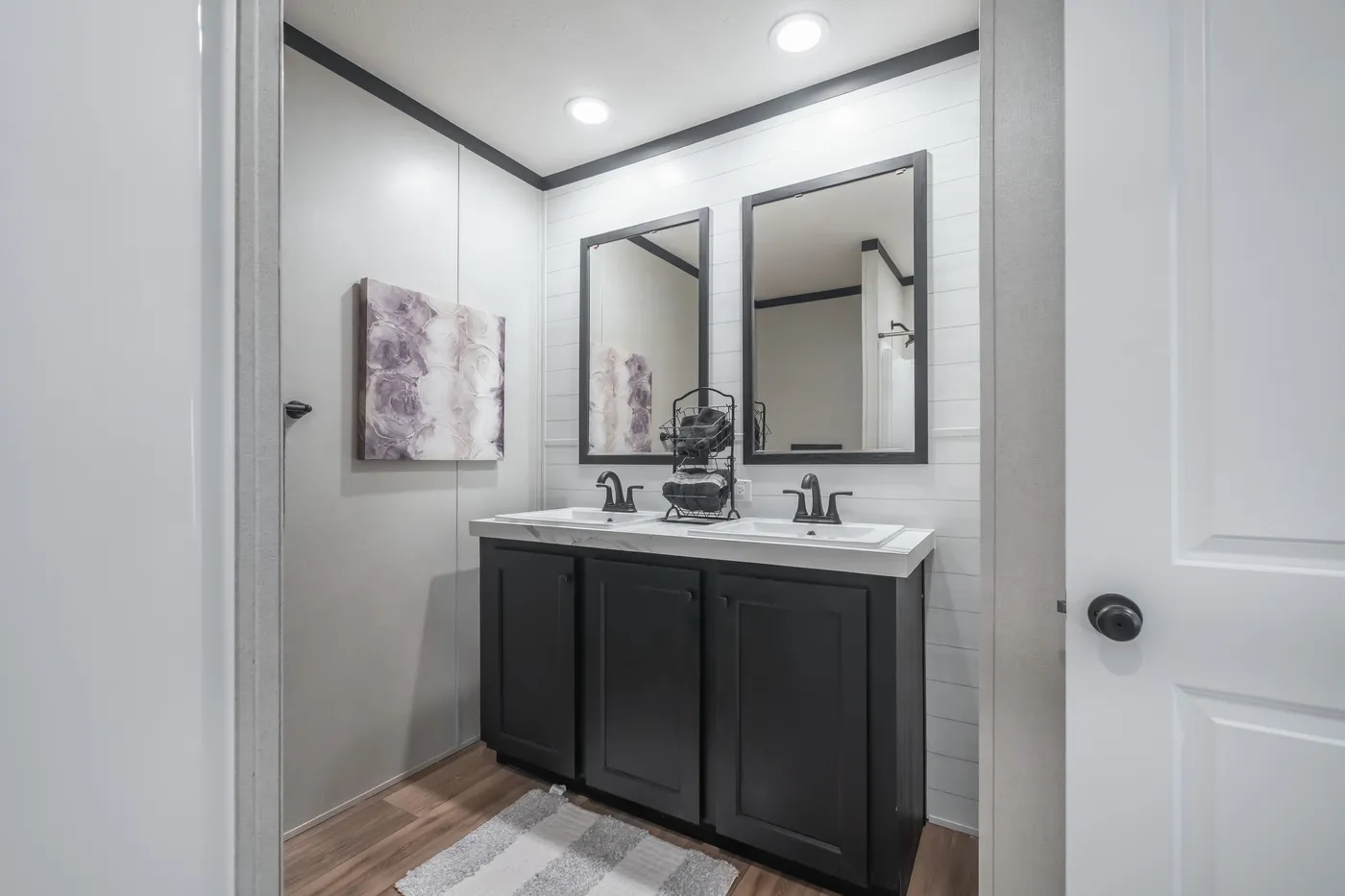 The ABSOLUTE VALUE Guest Bathroom. This Manufactured Mobile Home features 4 bedrooms and 2 baths.