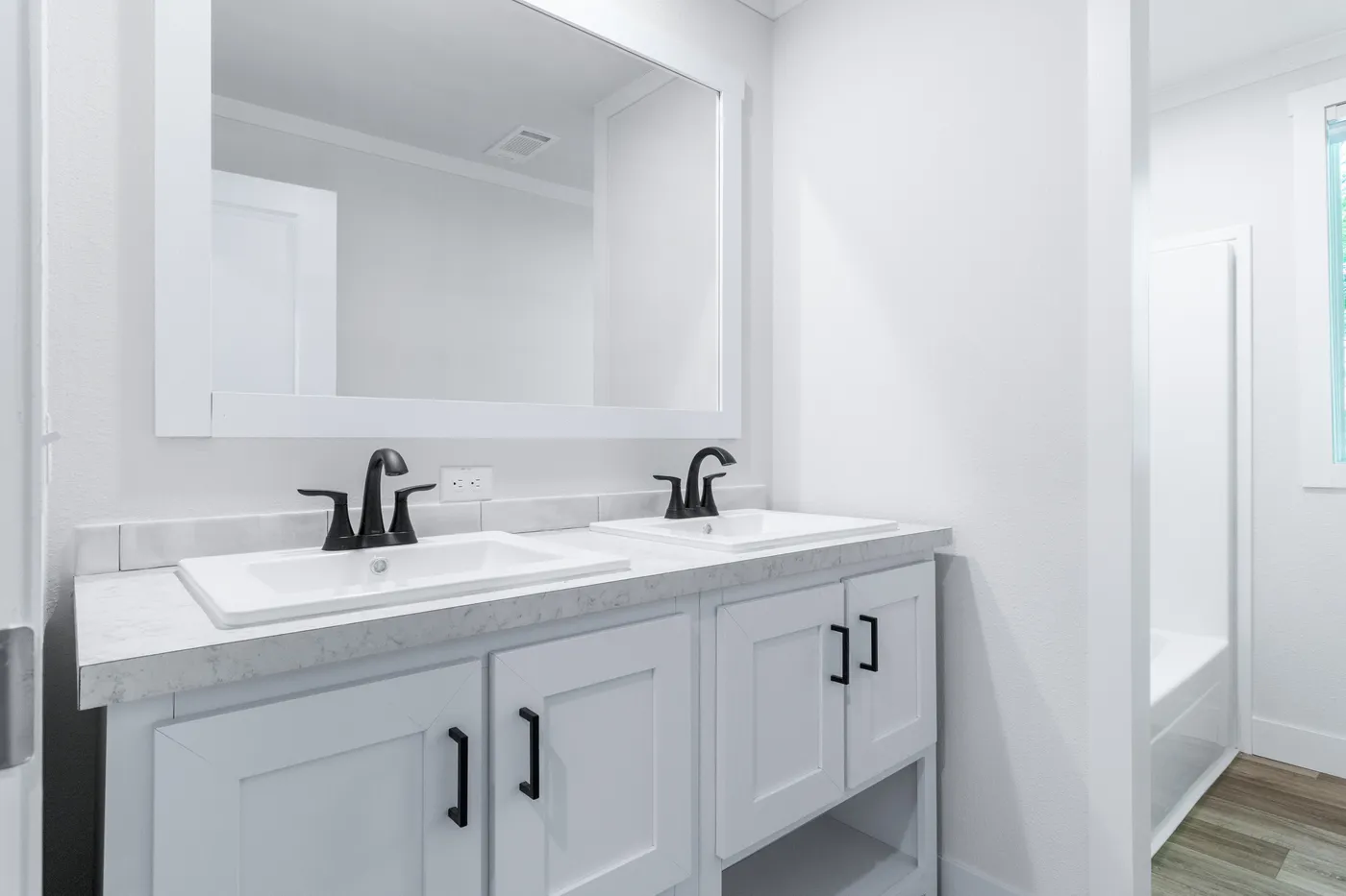 The FARM 4 FLEX ELITE Guest Bathroom. This Manufactured Mobile Home features 4 bedrooms and 3 baths.