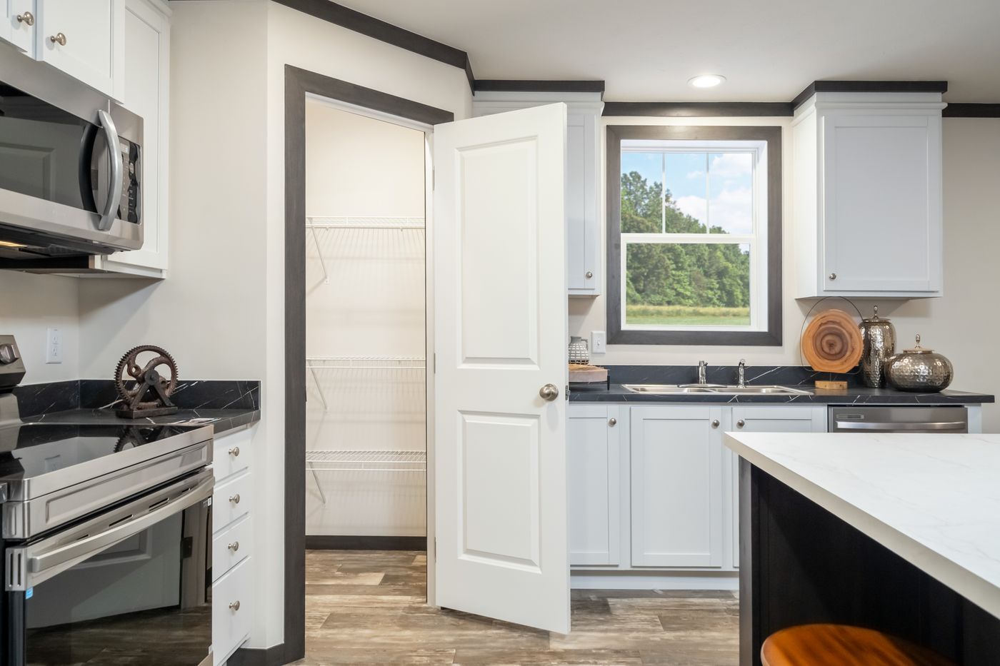 The 5628-MS067-2 HUNTINGTON Kitchen. This Manufactured Mobile Home features 4 bedrooms and 2 baths.