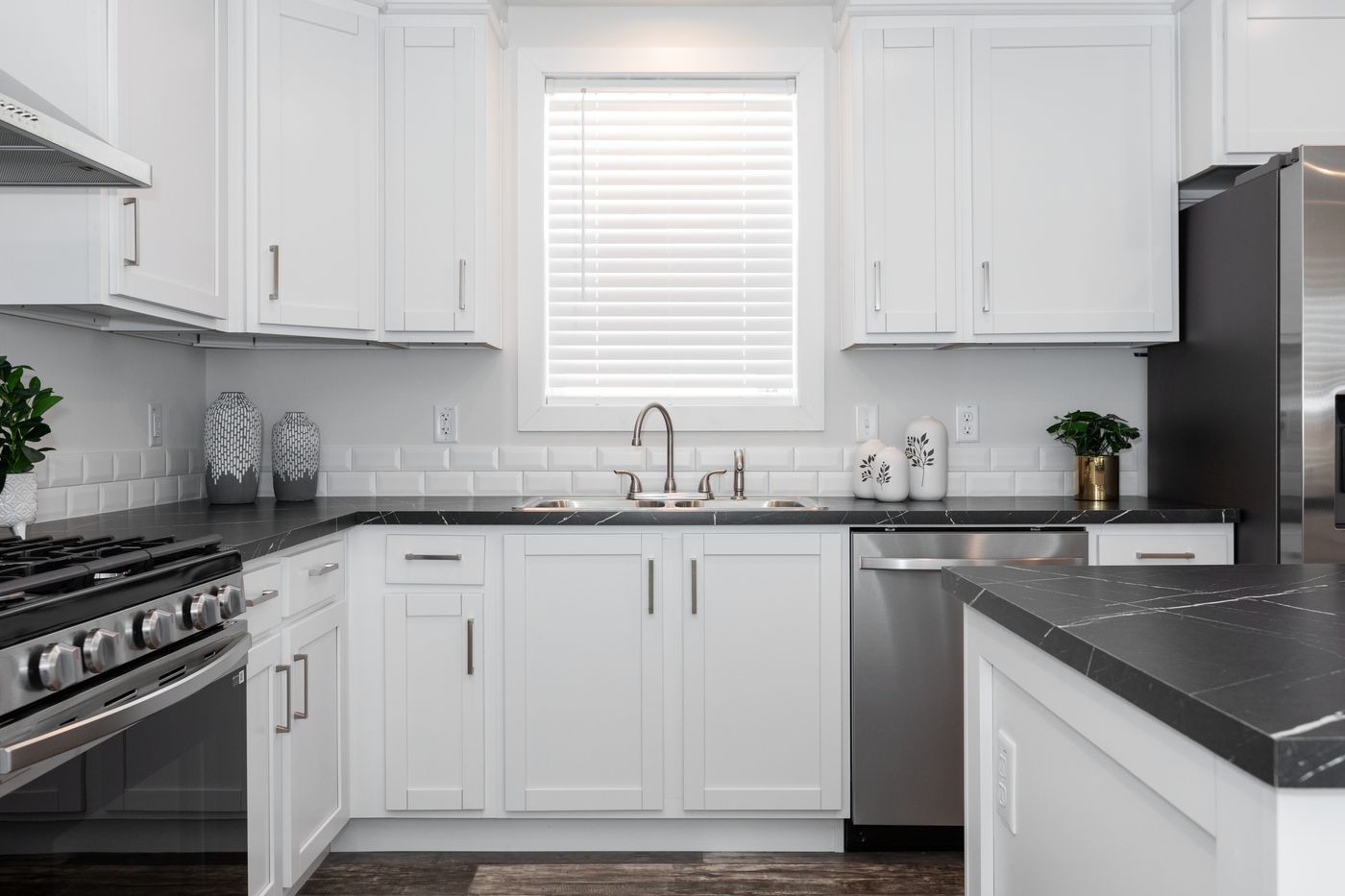 The 7616-SW018 SUNRISE SW Kitchen. This Manufactured Mobile Home features 3 bedrooms and 2 baths.