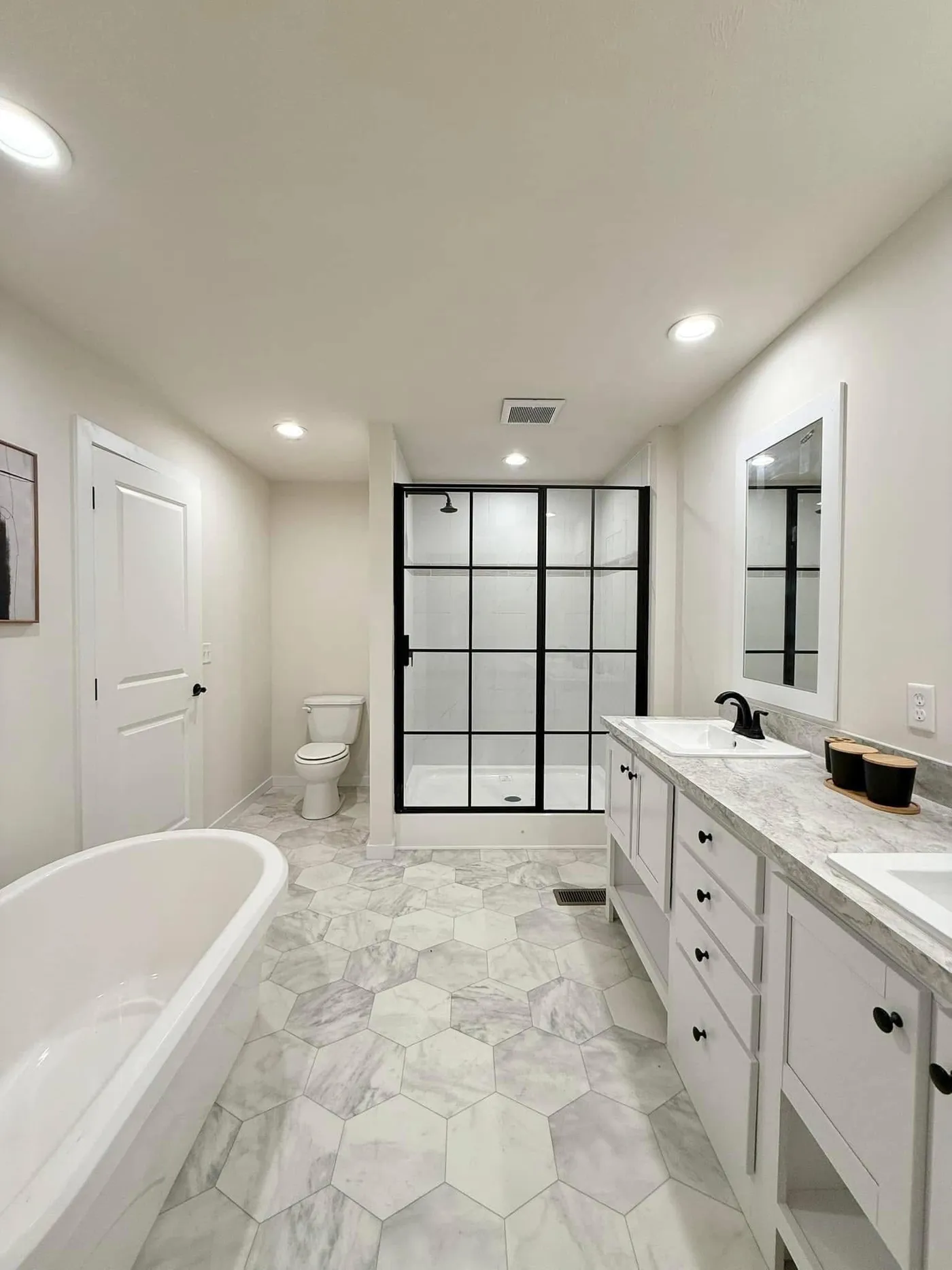 The TOMPKINS BLVD/6428-MS029-1 SEC Primary Bathroom. This Manufactured Mobile Home features 3 bedrooms and 2 baths.