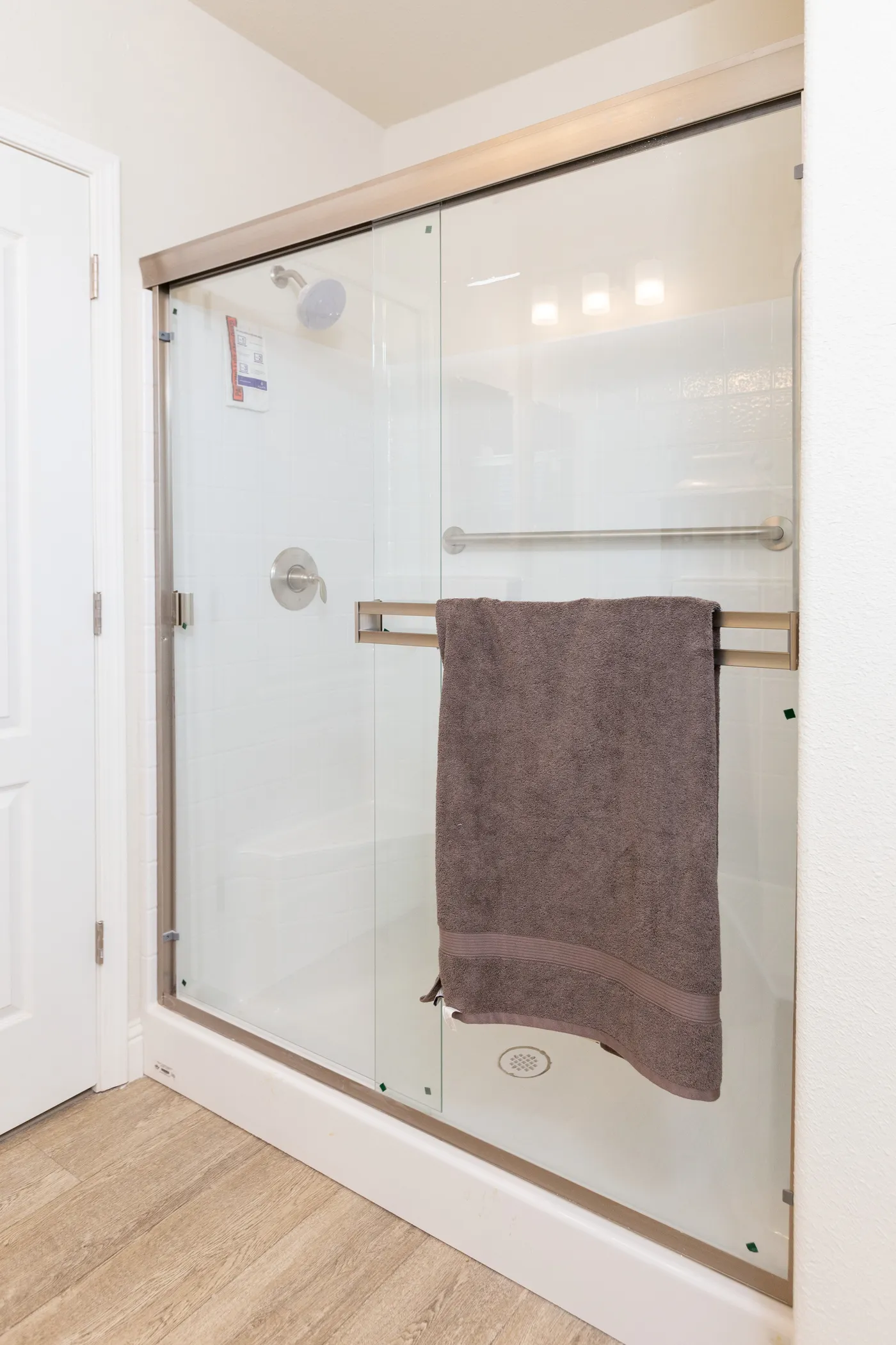 The FAIRPOINT 24523H Primary Bathroom. This Manufactured Mobile Home features 3 bedrooms and 2 baths.