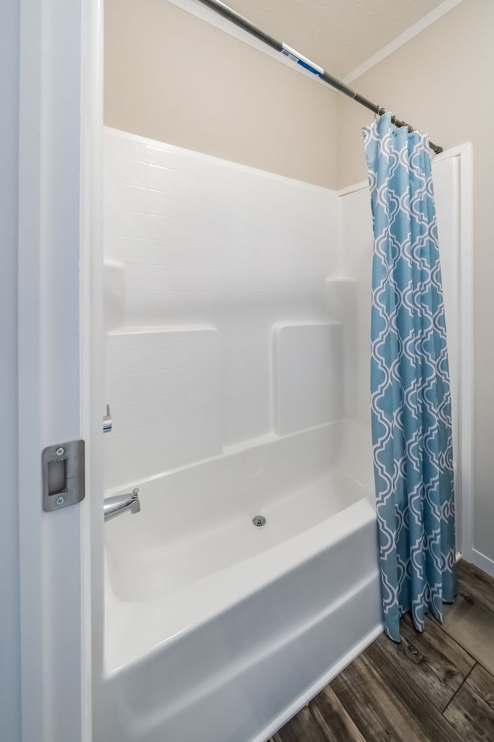 The TUCSON Guest Bathroom. This Manufactured Mobile Home features 3 bedrooms and 2 baths.