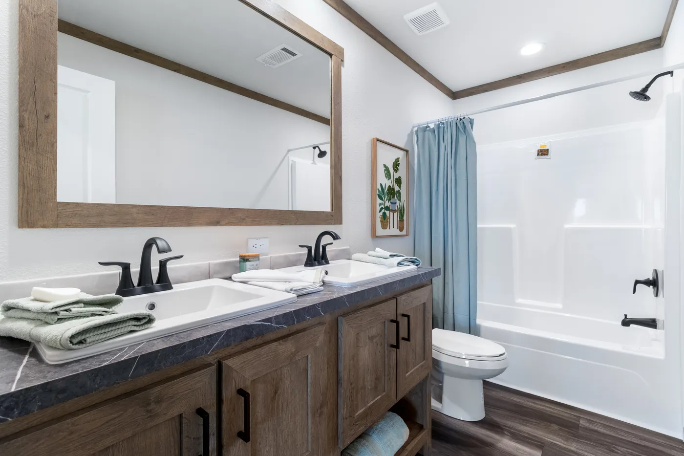 The ISABELLA ELITE Guest Bathroom. This Manufactured Mobile Home features 3 bedrooms and 2 baths.