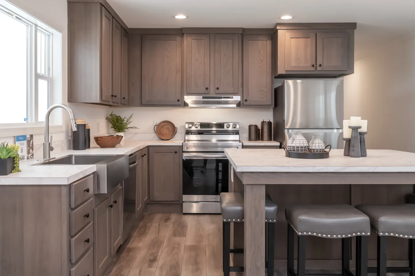 The 4200 "SOUTHPORT" 58'4X16 Kitchen. This Manufactured Mobile Home features 2 bedrooms and 2 baths.