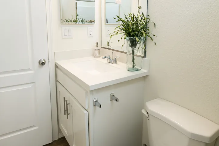 The FAIRPOINT 24322B Primary Bathroom. This Manufactured Mobile Home features 2 bedrooms and 1 bath.