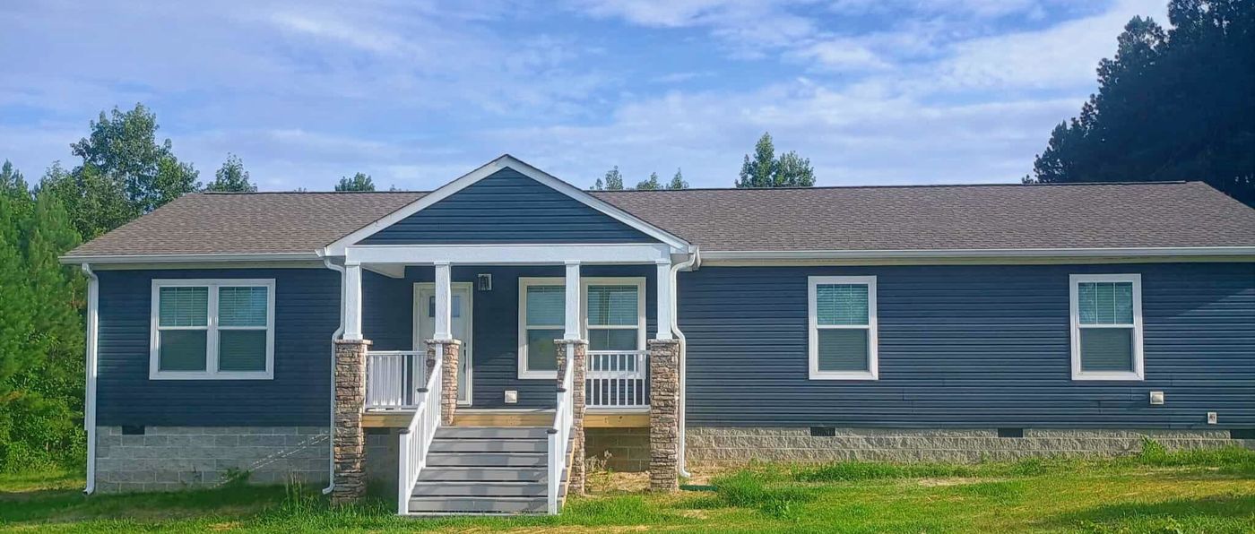 Covered front porch, back deck & side entrance!