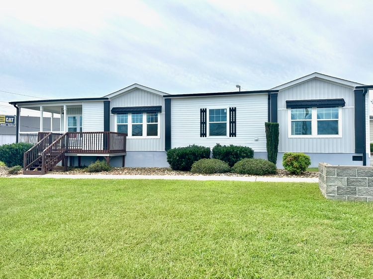 Beautiful Southern Belle! Factory built porch with vinyl rails and composite flooring!