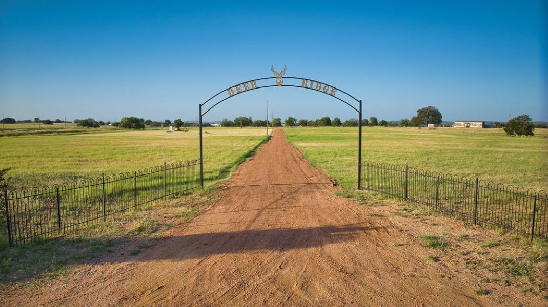 Beautiful country setting in the Deer Ridge Subdivision!