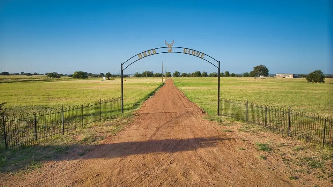 Beautiful country setting in the Deer Ridge Subdivision!