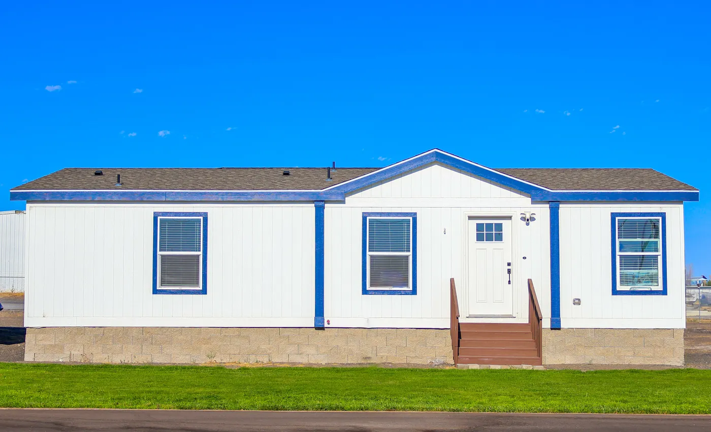 Lot model for sale! Comes with living room, kitchen and dining room furnished.