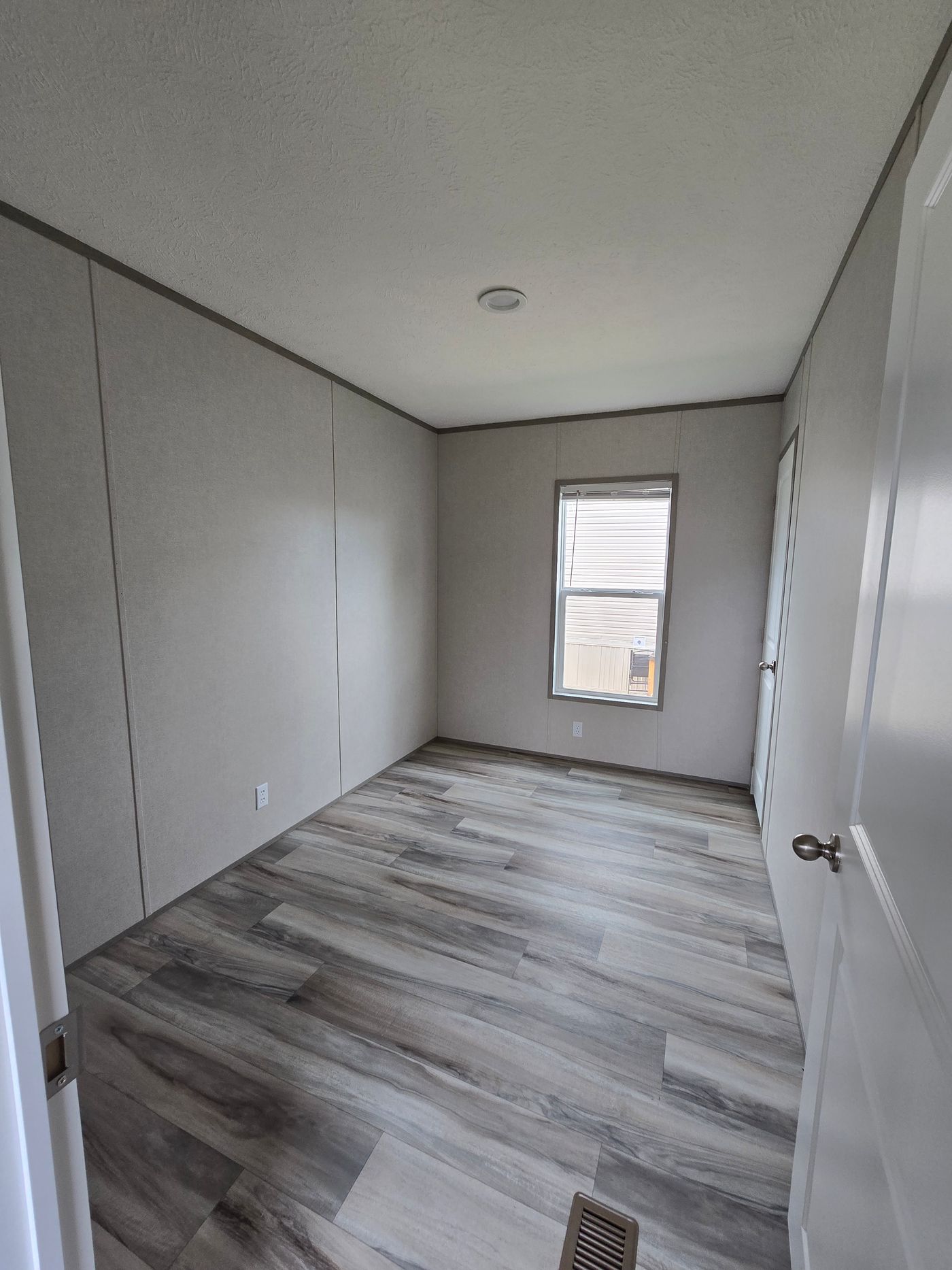 Large guest bedroom 1