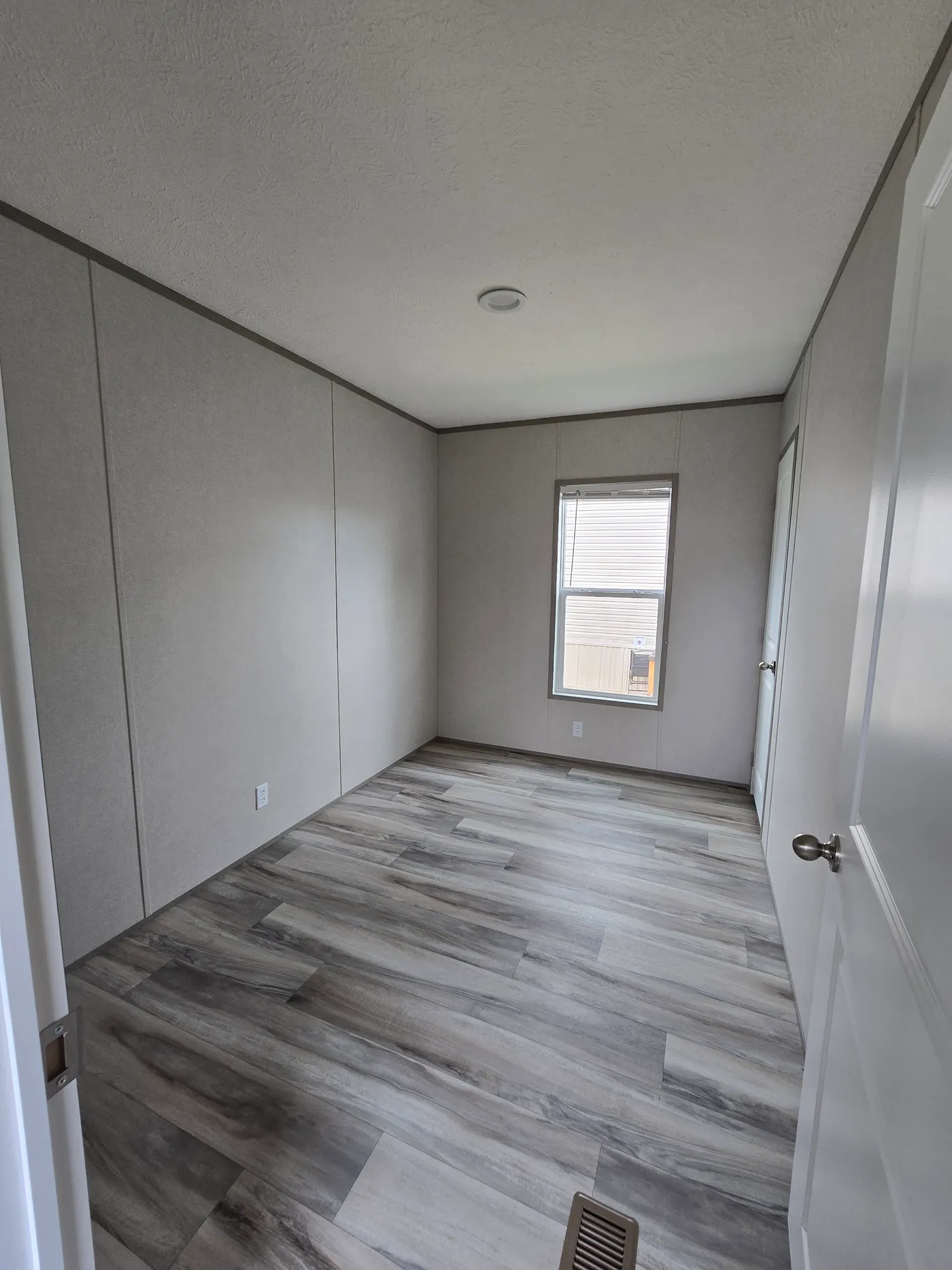 Large guest bedroom 1