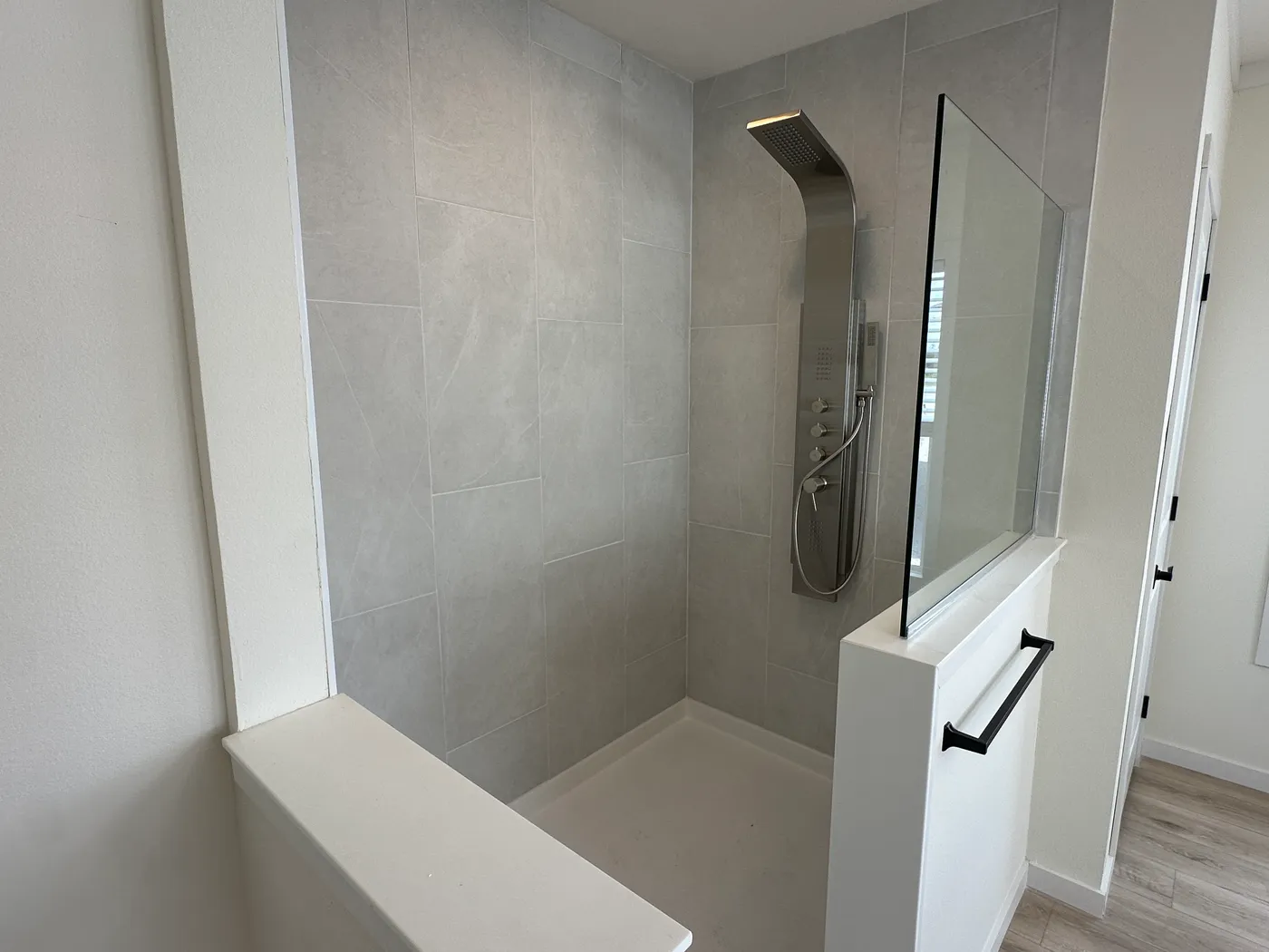 Discover The Cambridge, a stunning 3-bedroom, 2-bath luxury manufactured home at Clayton Homes of Alvin, Texas! This beautiful home features tape-and-textured walls, elegant crown molding, gorgeous quartz countertops, and a Samsung Smart Refrigerator. The gourmet kitchen includes a hidden walk-in Butler’s pantry with extra shelving and a second refrigerator for exceptional storage. The luxurious primary bedroom showcases a beautiful illuminated accent wall, while the spa-inspired primary bathroo