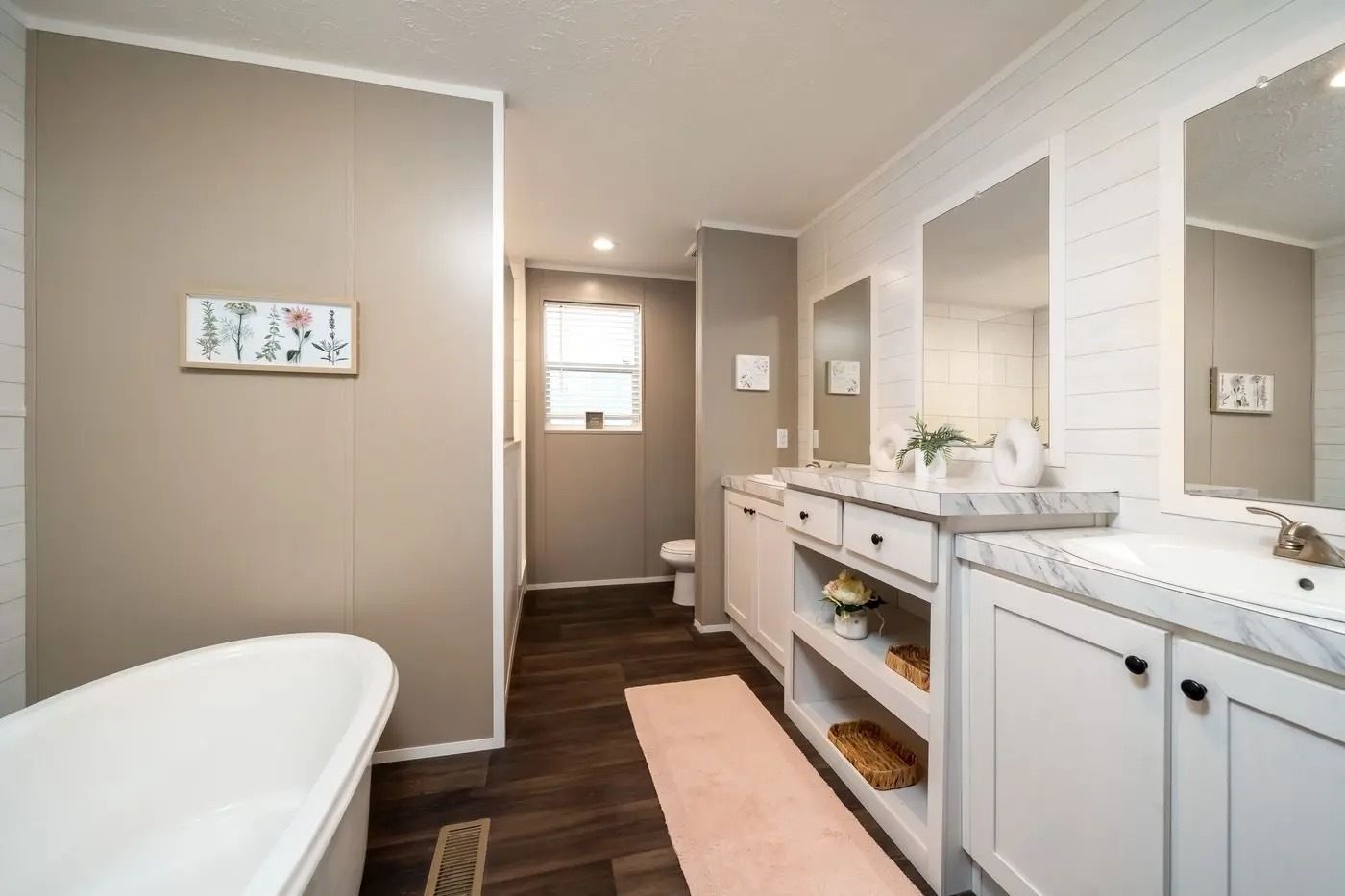 DOUBLE VANITIES, SEPARATE SHOWER AND SOAKER TUB. SPA LIKE RETREAT.
