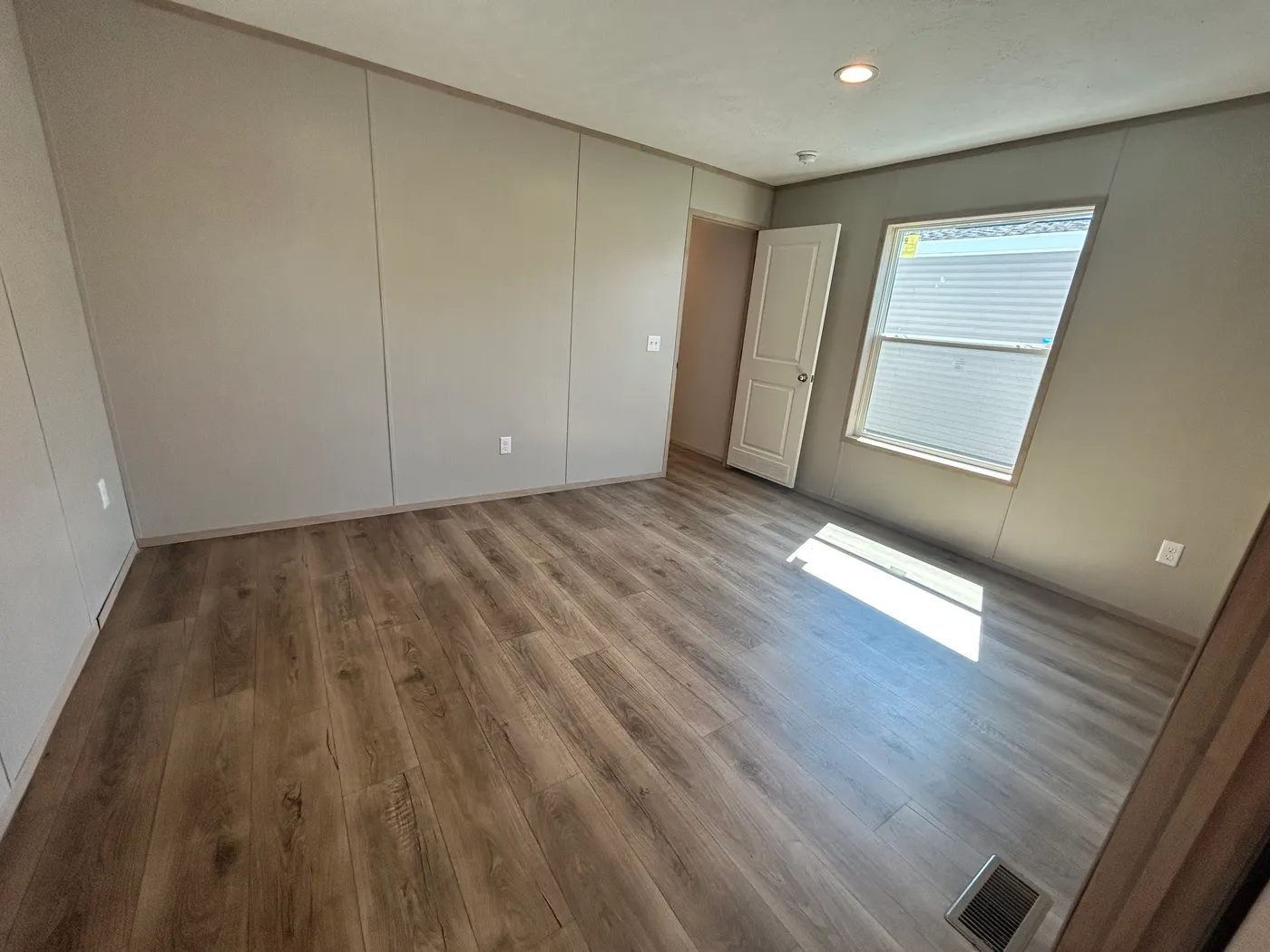 Looking into one of the 2 guest bedrooms. 