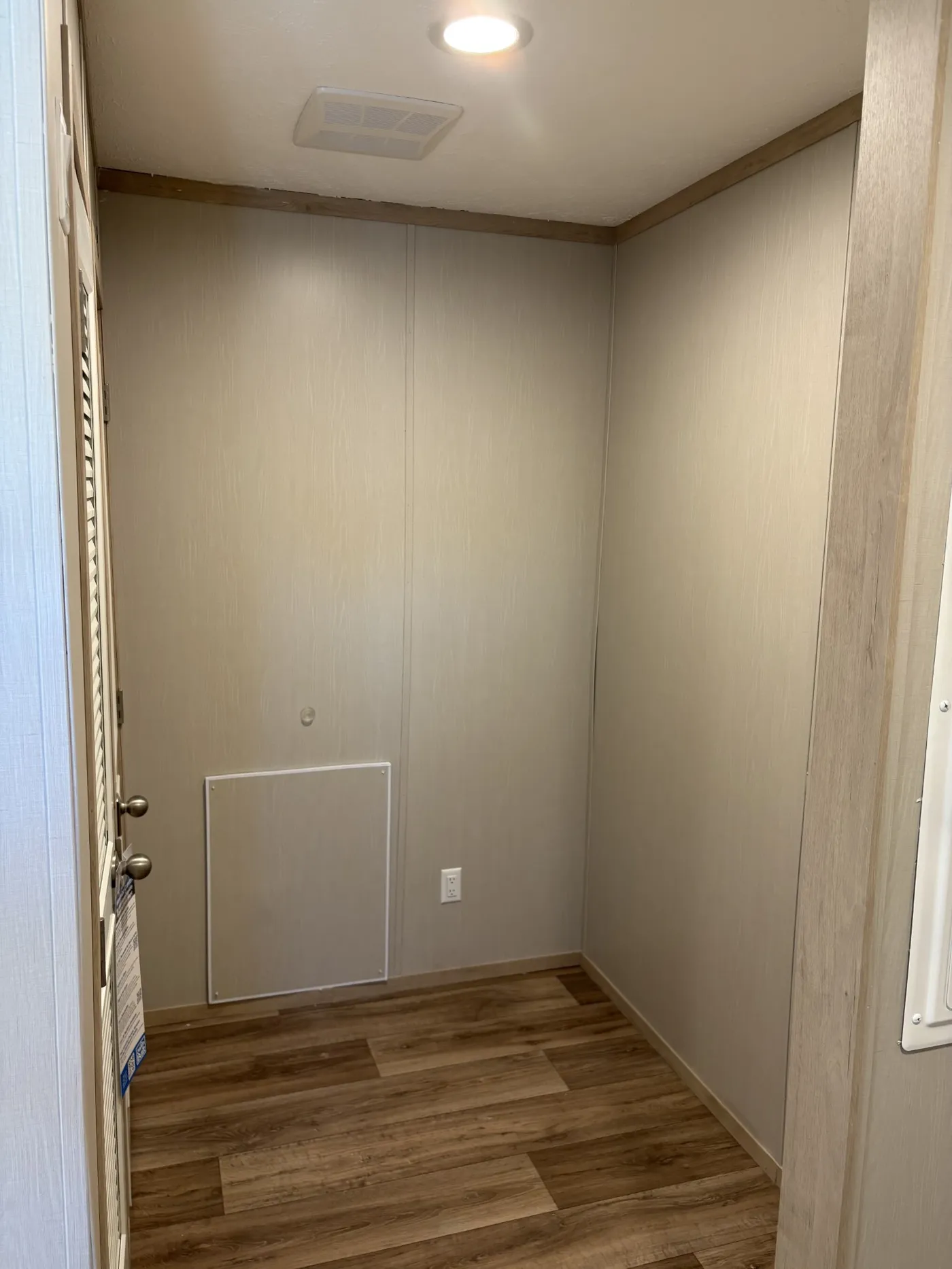 FLEX ROOM NEXT TO KITCHEN