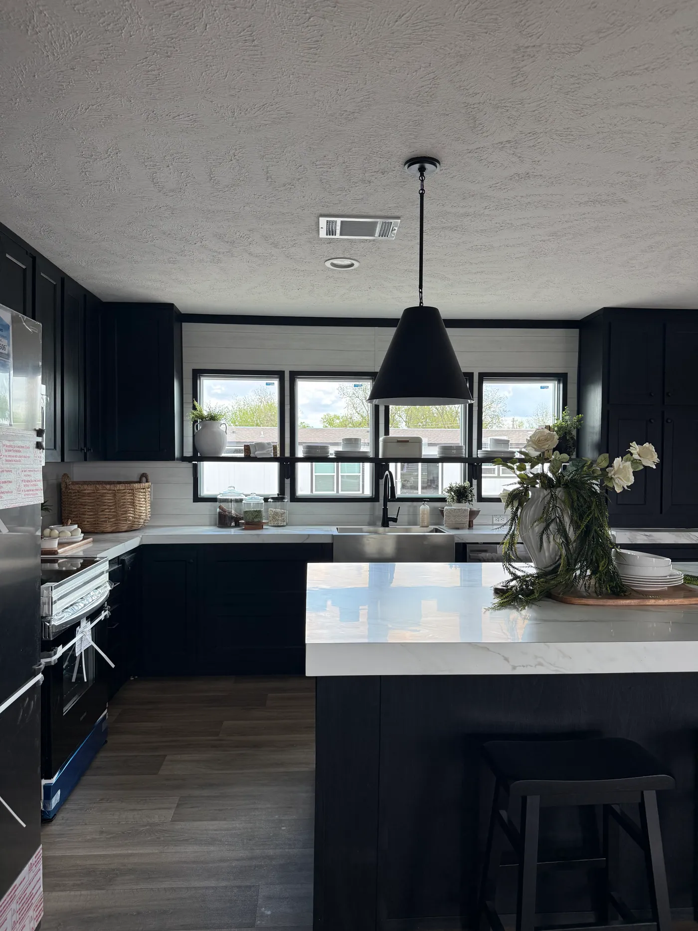 Tons of natural light in the kitchen 