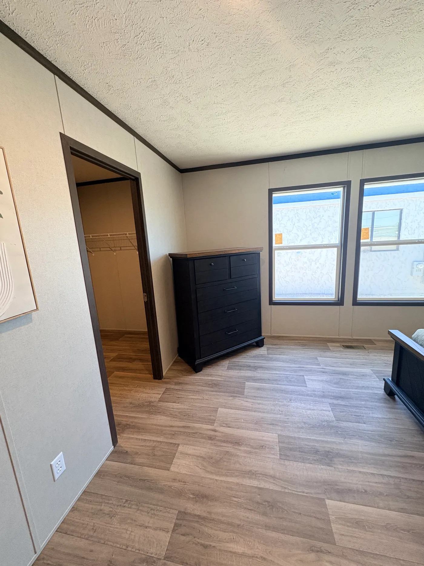 FURNITURE INCLUDED*