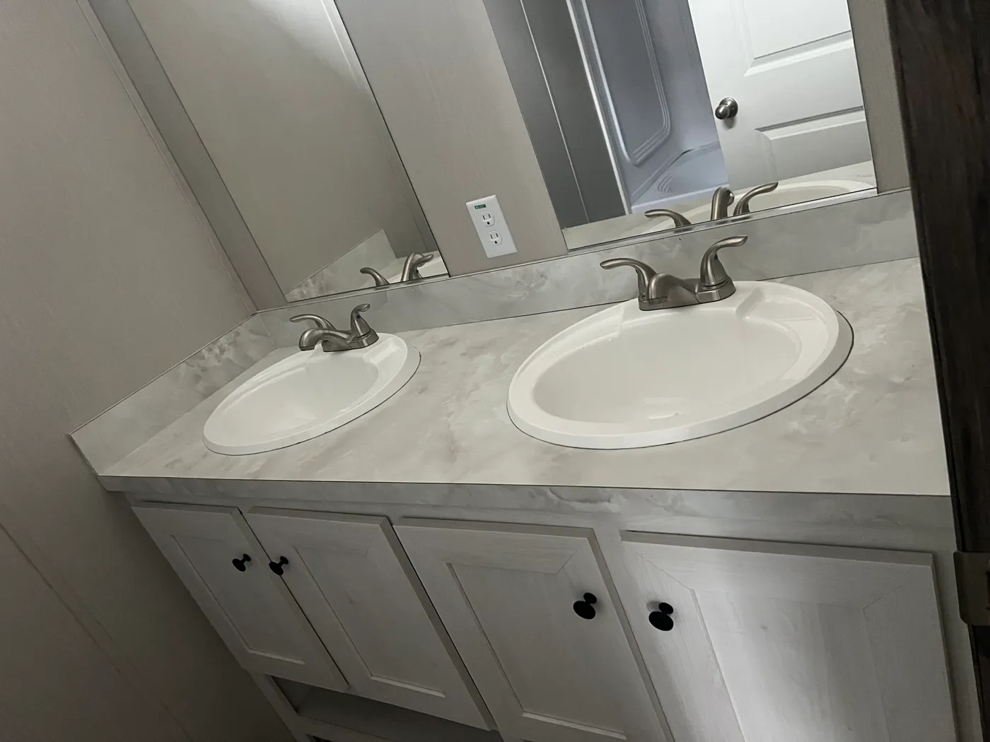 Beautiful manufactured tiny home porcelain sinks. Best deals and prices on affordable, quality, Clayton Built manufactured home in texas.
