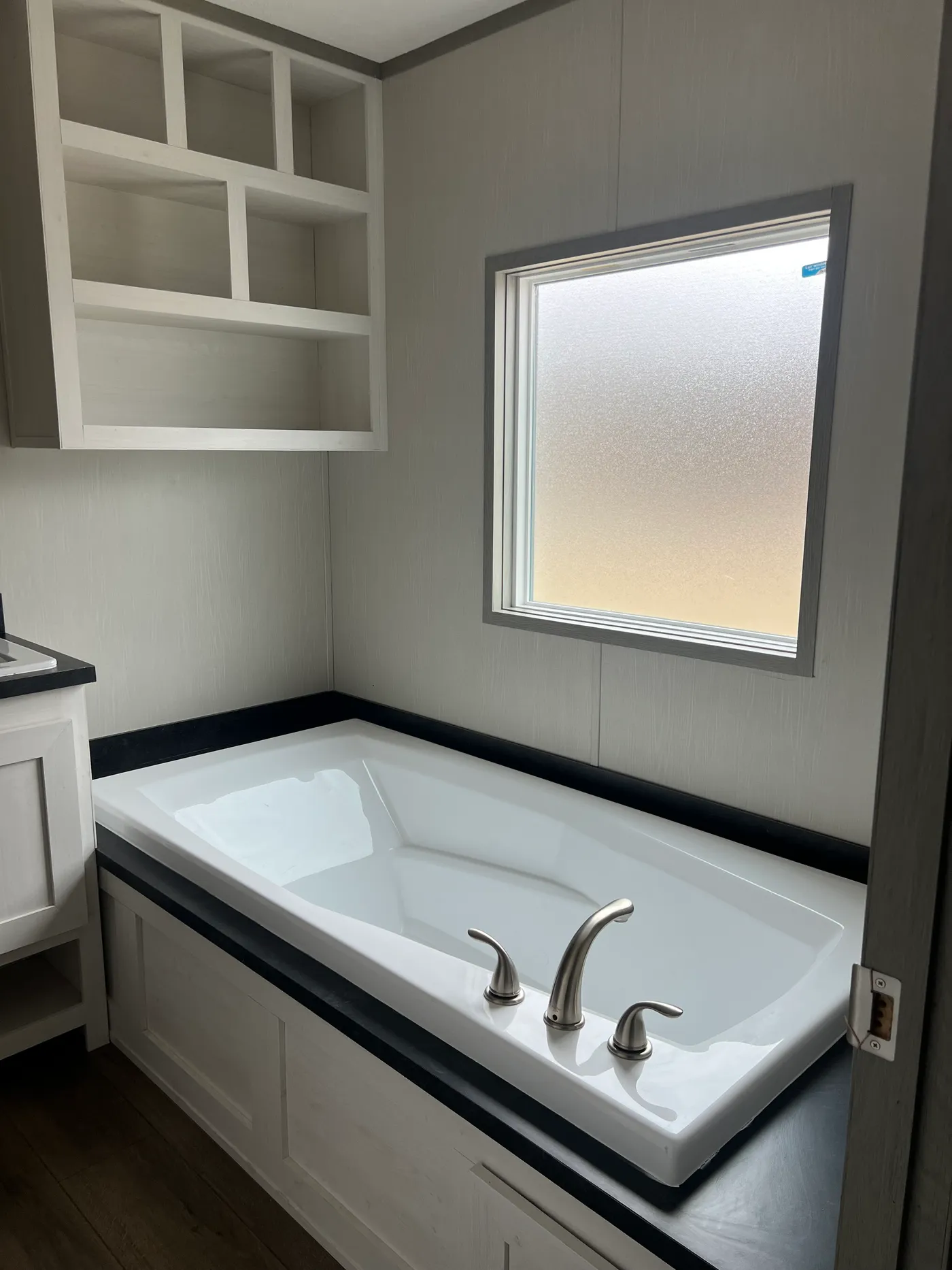 Manufacture Clayton Home Single wide 3bedrooms 2baths Primary bath with tub