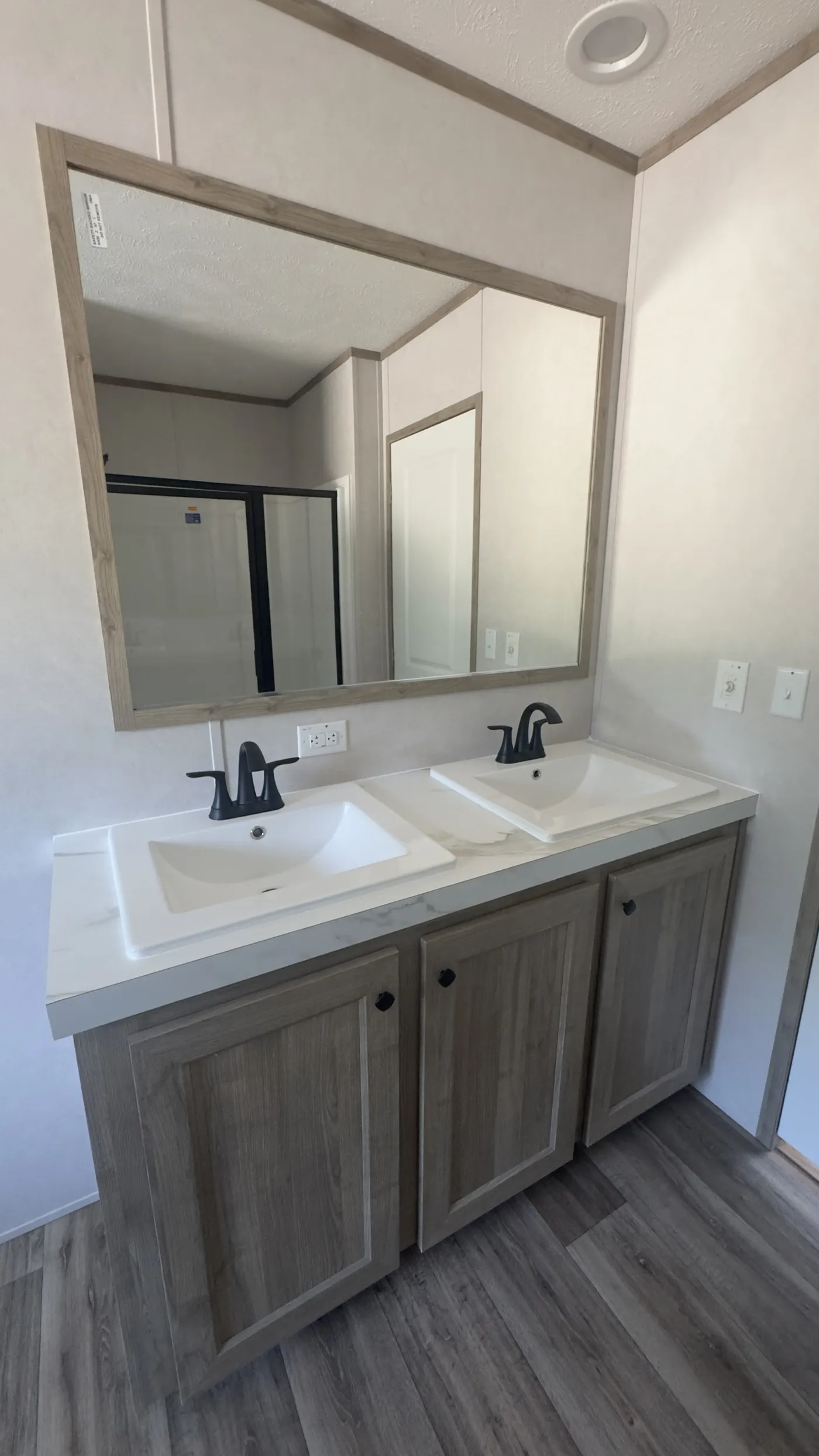 Double Lavs in primary bathroom