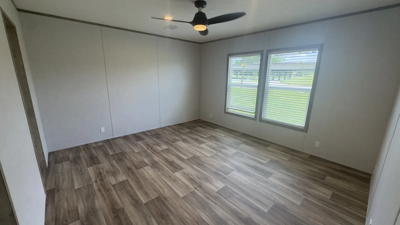 Lino throughout the home (No carpet)